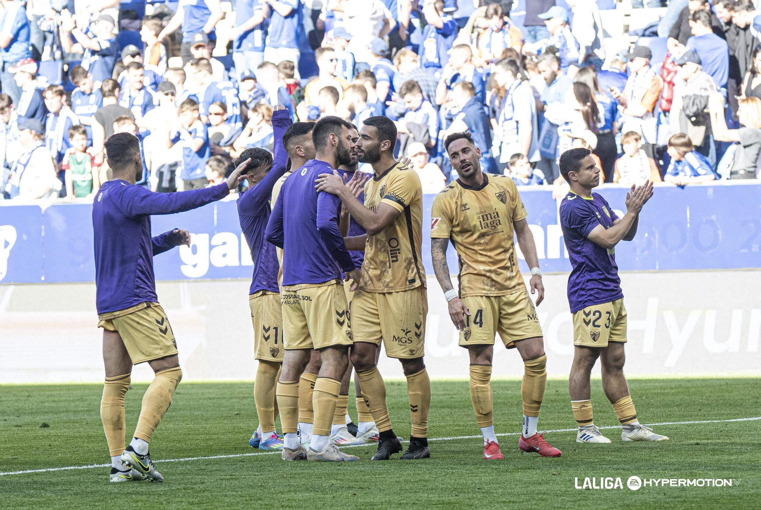  El vestuario del Málaga CF agradece a la afición tras perder en Oviedo.
