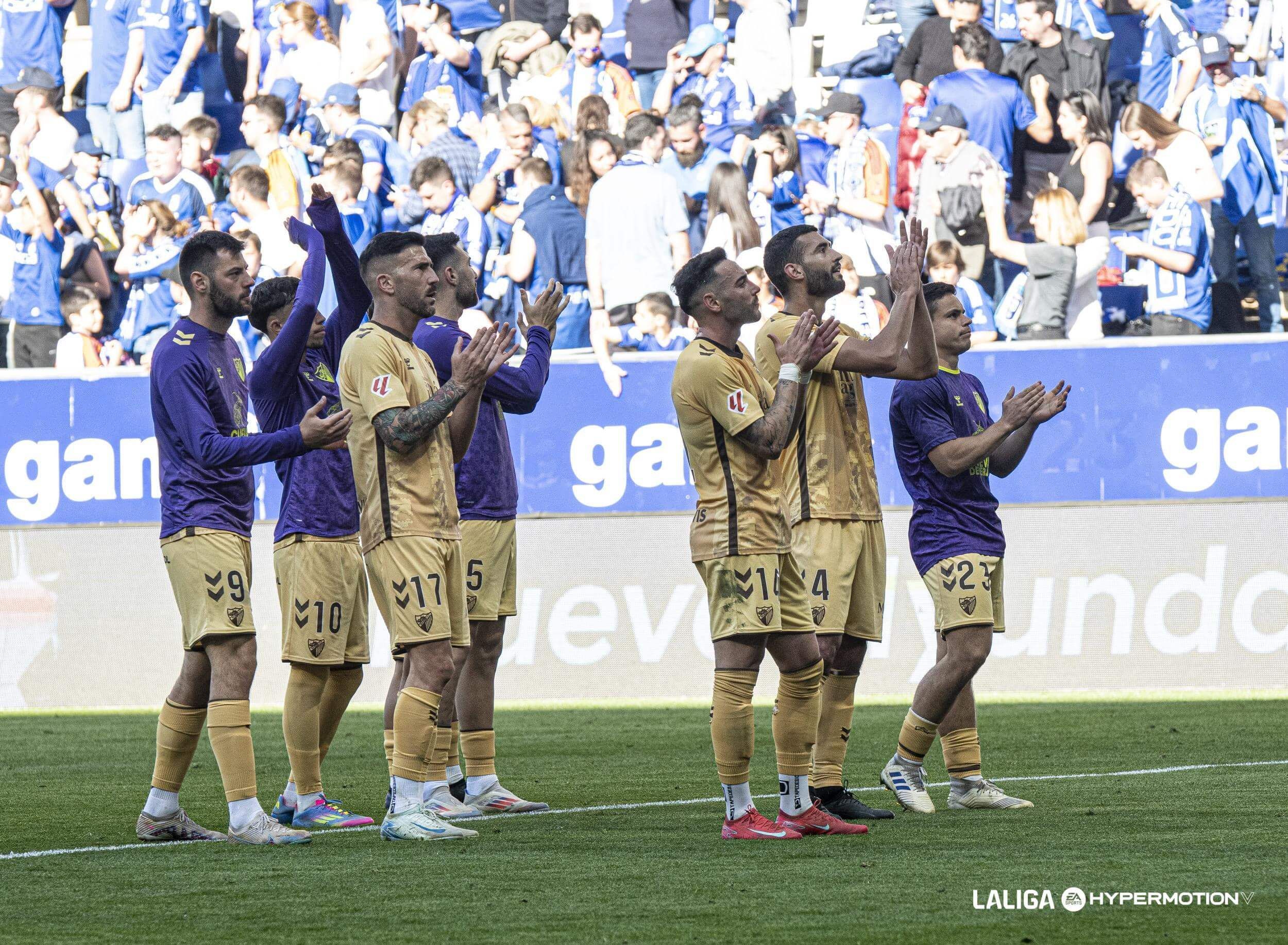  El vestuario del Málaga CF agradece a la afición tras perder en Oviedo.