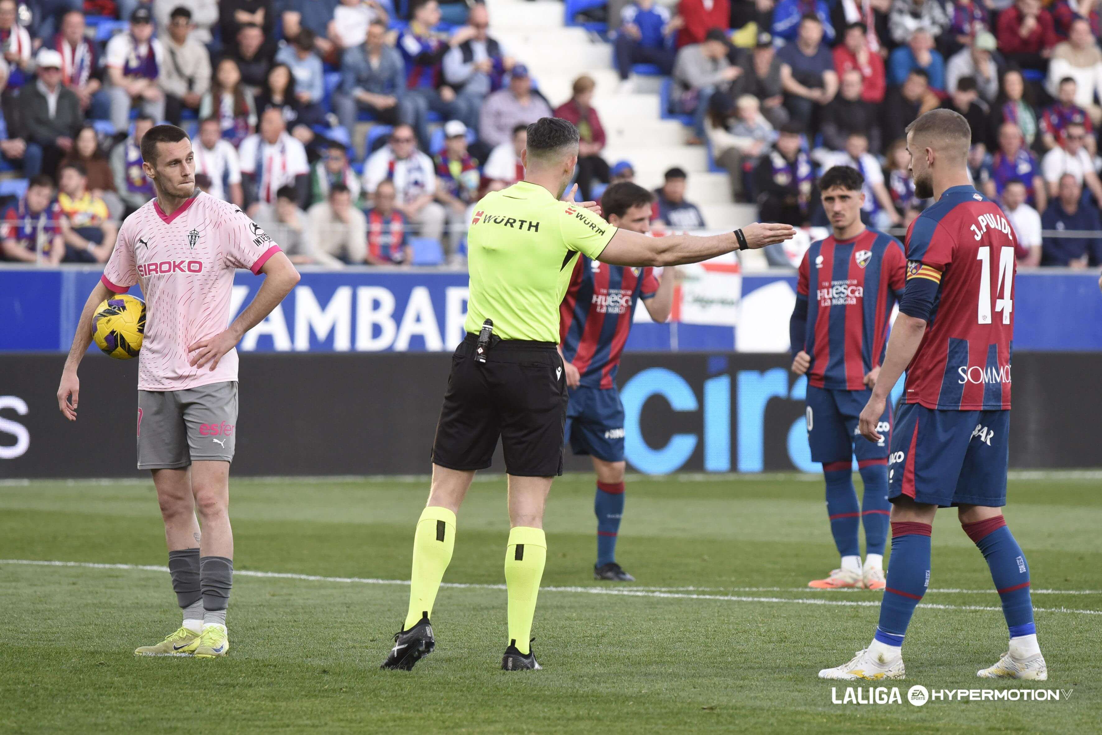 El árbitro del Huesca - Sporting señala penalti con polémica.