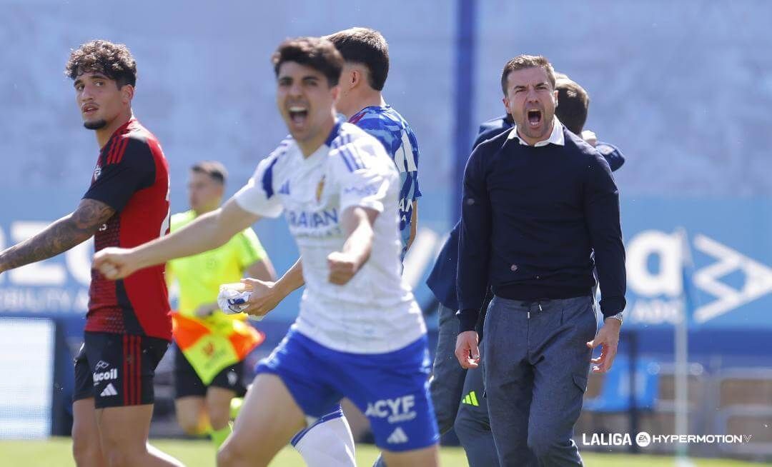 Gabi Fernández celebra el gol de Jair en el Real Zaragoza-Mirandés (FOTO: LALIGA).