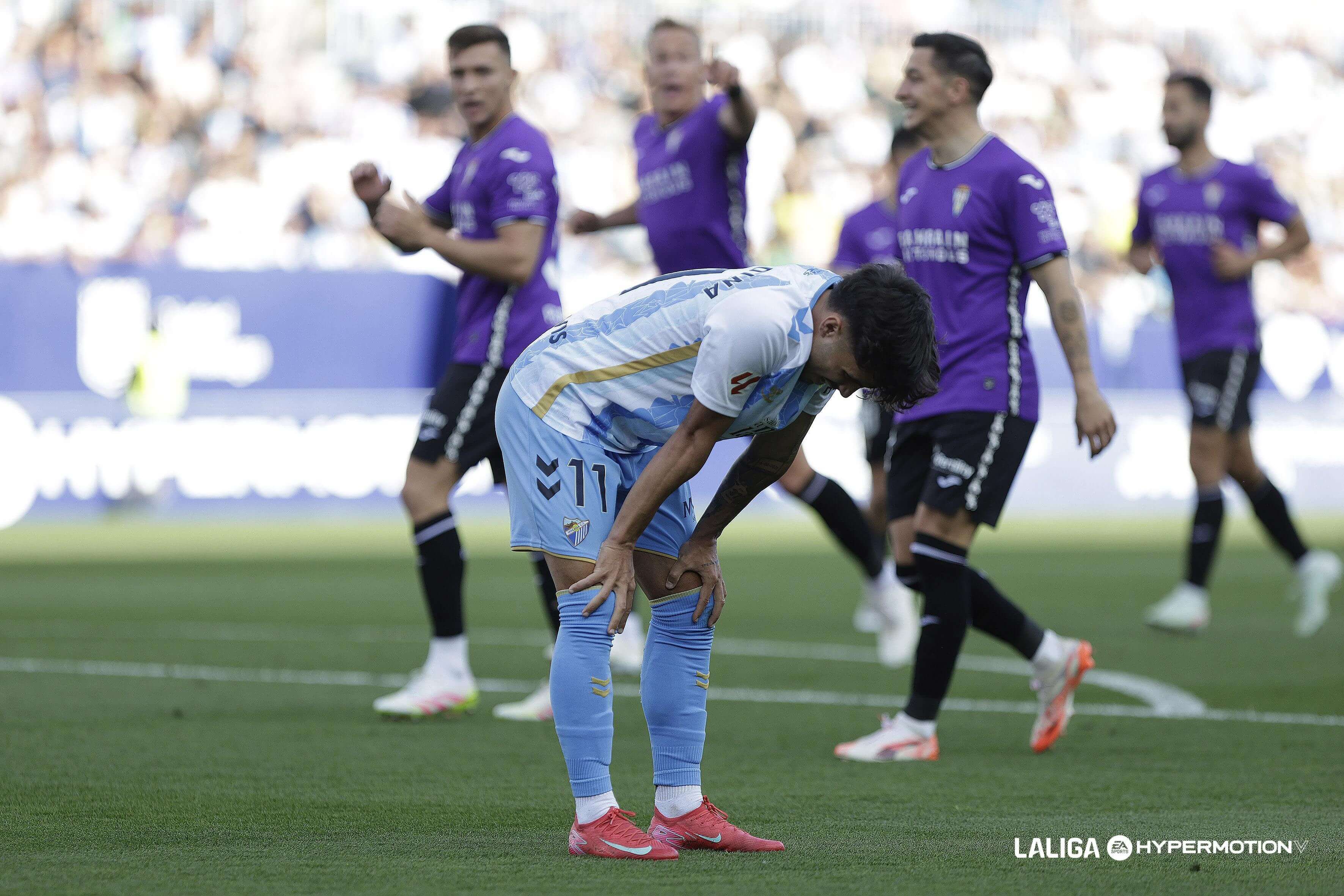 Kevin Medina lamenta el gol del Córdoba al Málaga.