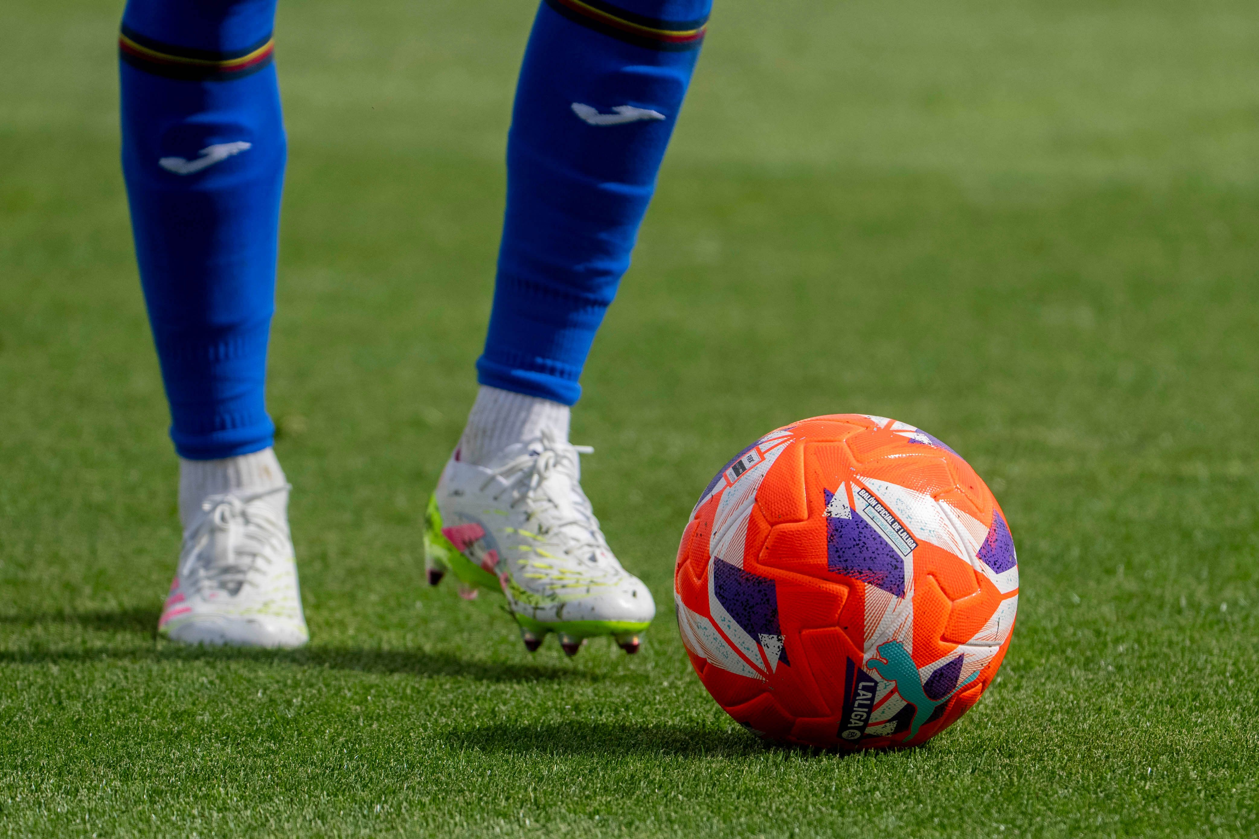  Un jugador del Getafe, con el balón de LaLiga.