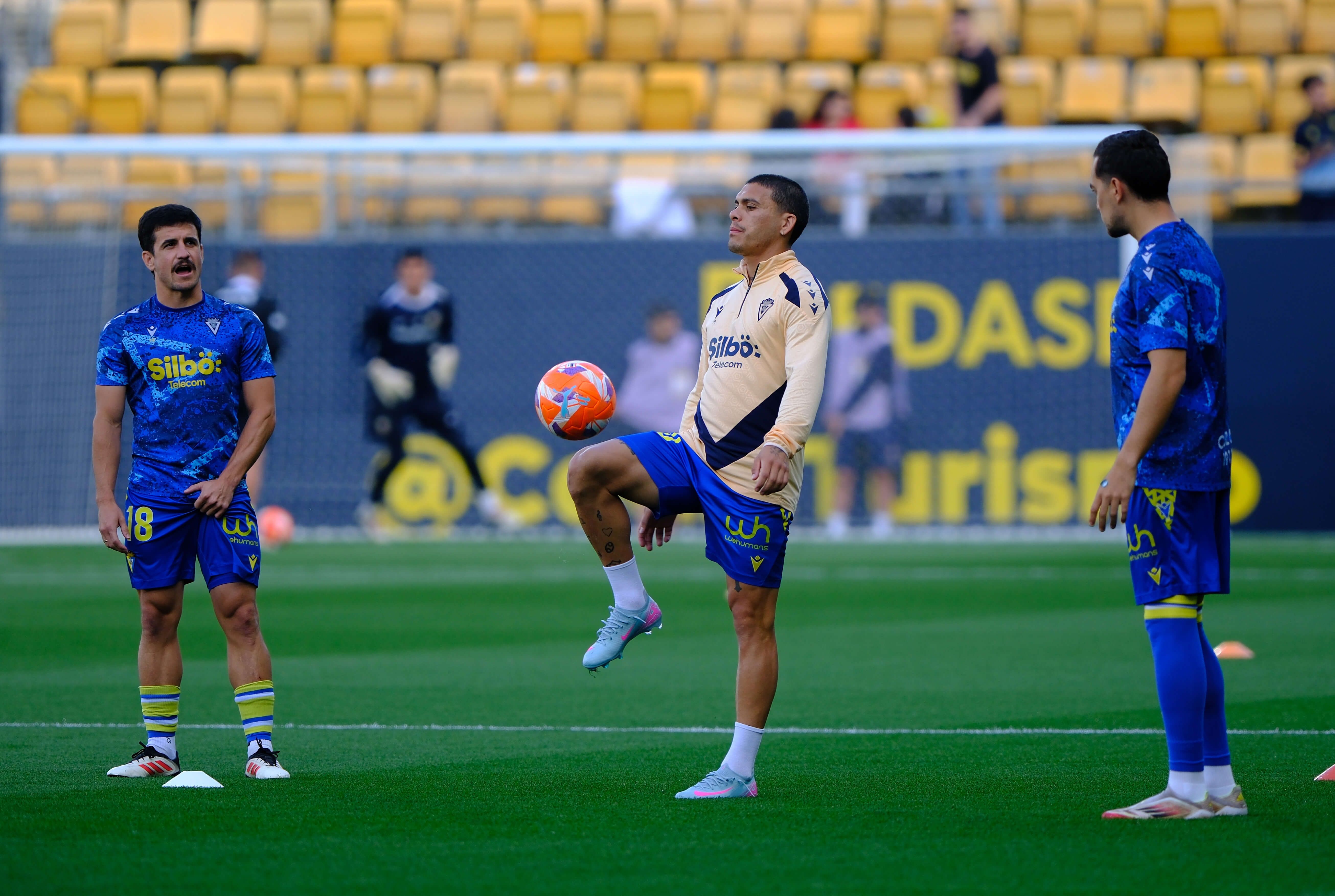  Brian Ocampo, en un calentamiento del Cádiz.