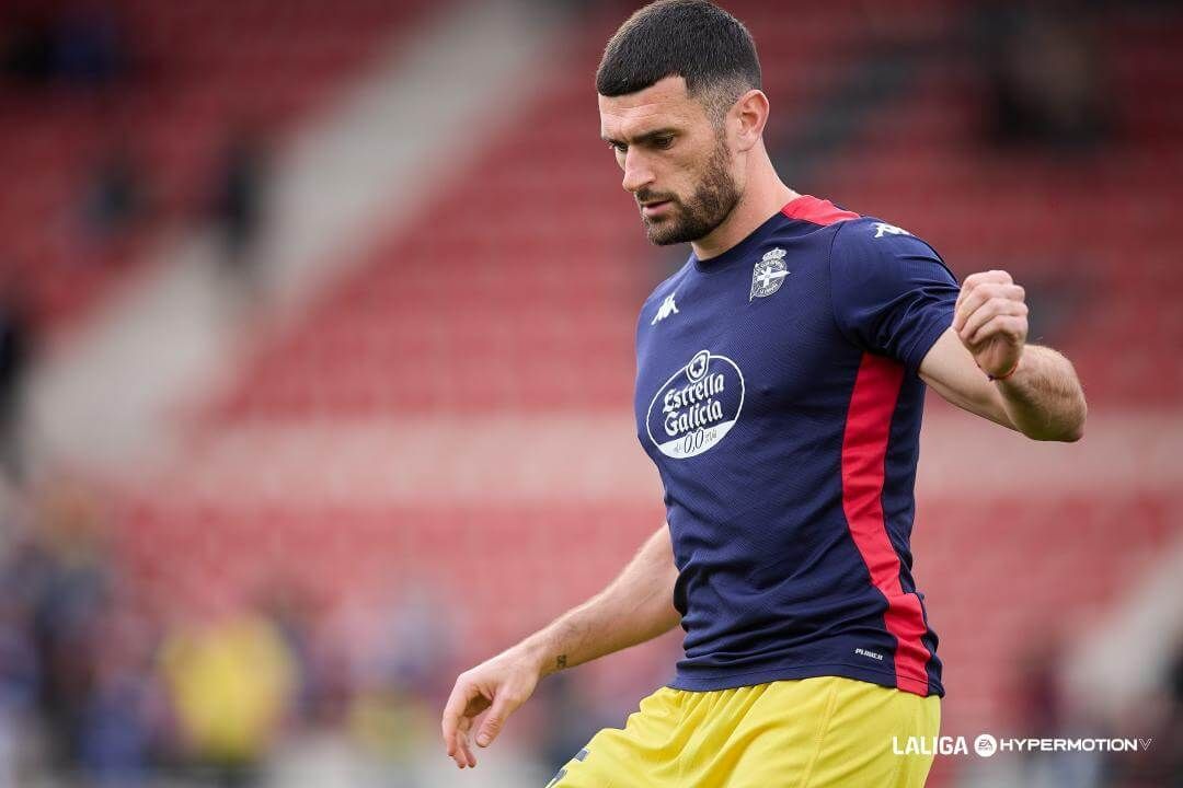 Pablo Vázquez, en un calentamiento del Dépor (FOTO: LALIGA).