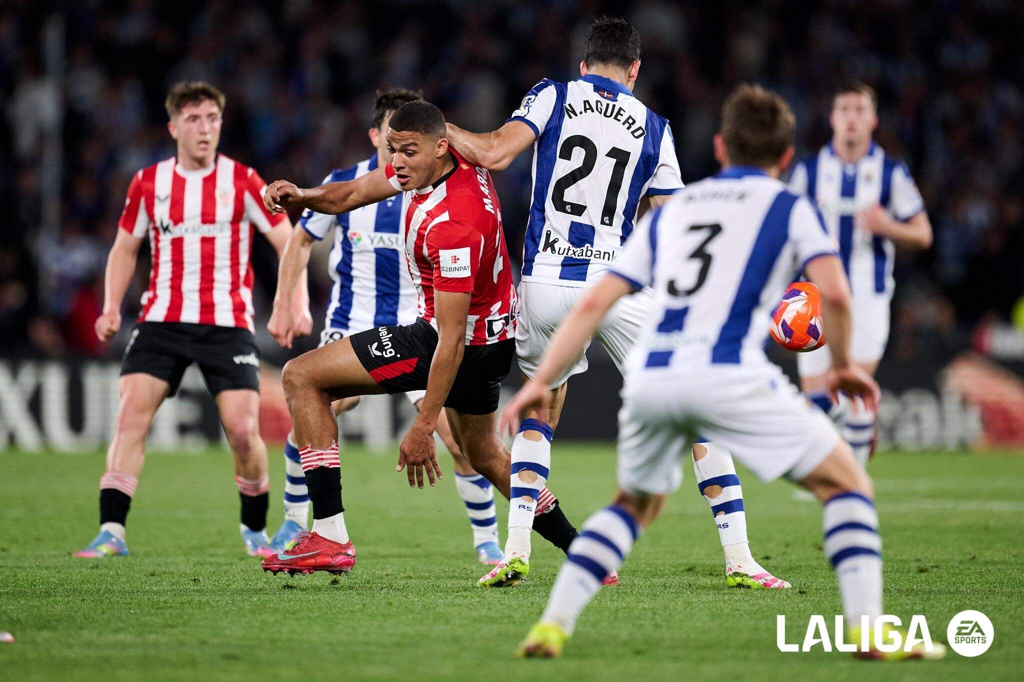  Maroan Sannadi evade a Nayef Aguerd en el Real Sociedad - Athletic.