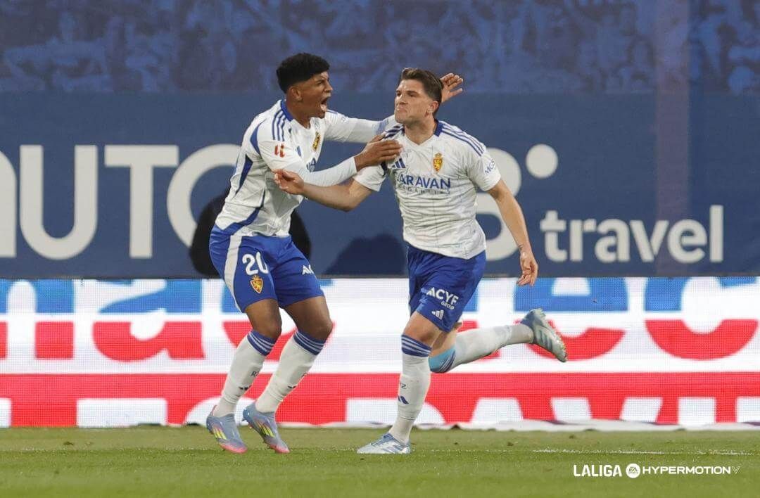  Adu Ares celebra con Raúl Guti un gol en el Zaragoza-Cartagena (FOTO: LALIGA).