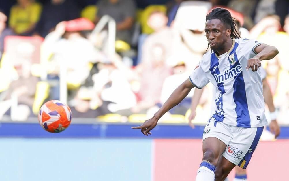  Neyou golpea el balón en el Villarreal-Leganés de la pasada temporada (FOTO: LALIGA)