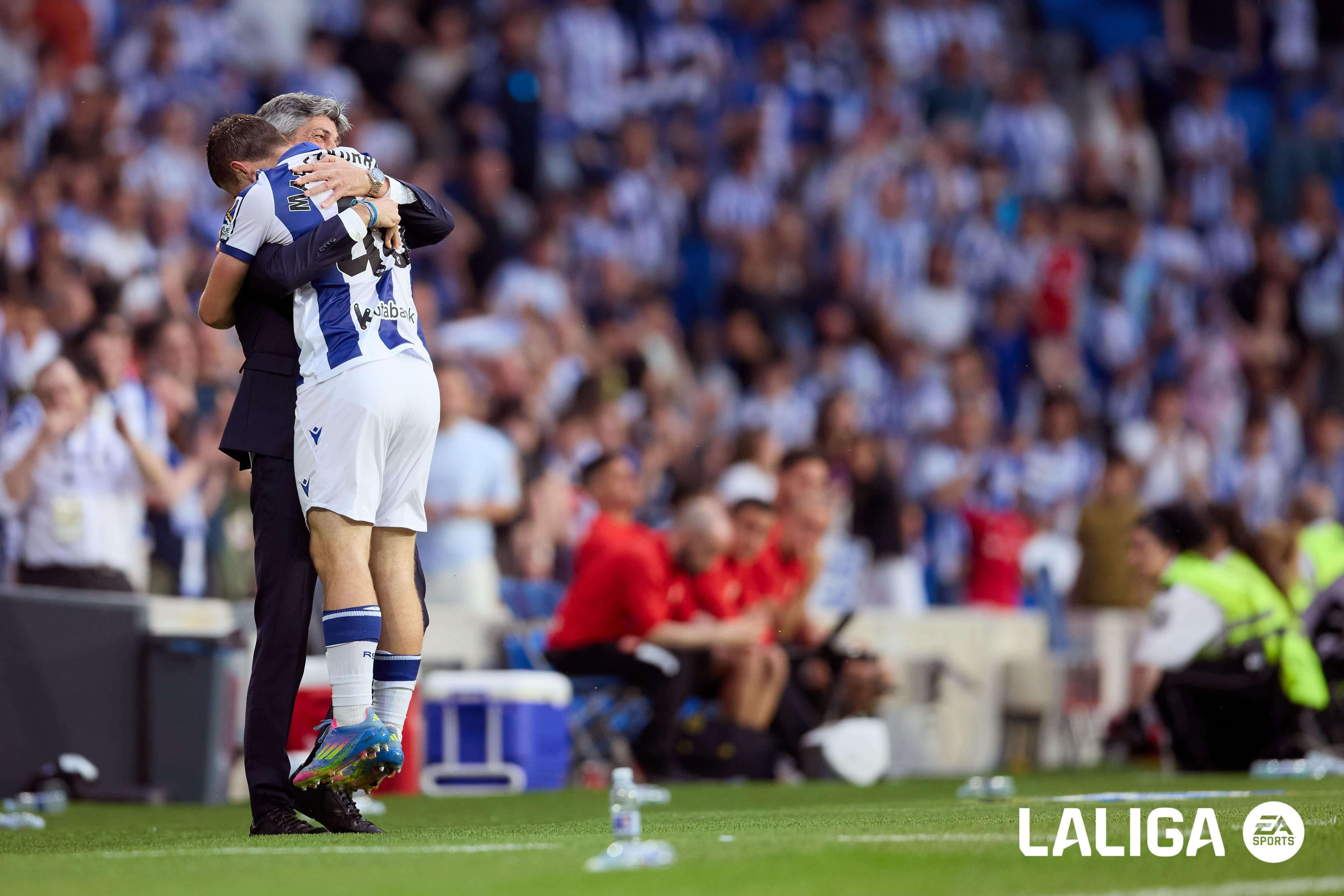 Abrazo de Arkaitz Mariezkurrena a Imanol Alguacil tras marcar gol con la Real Sociedad.