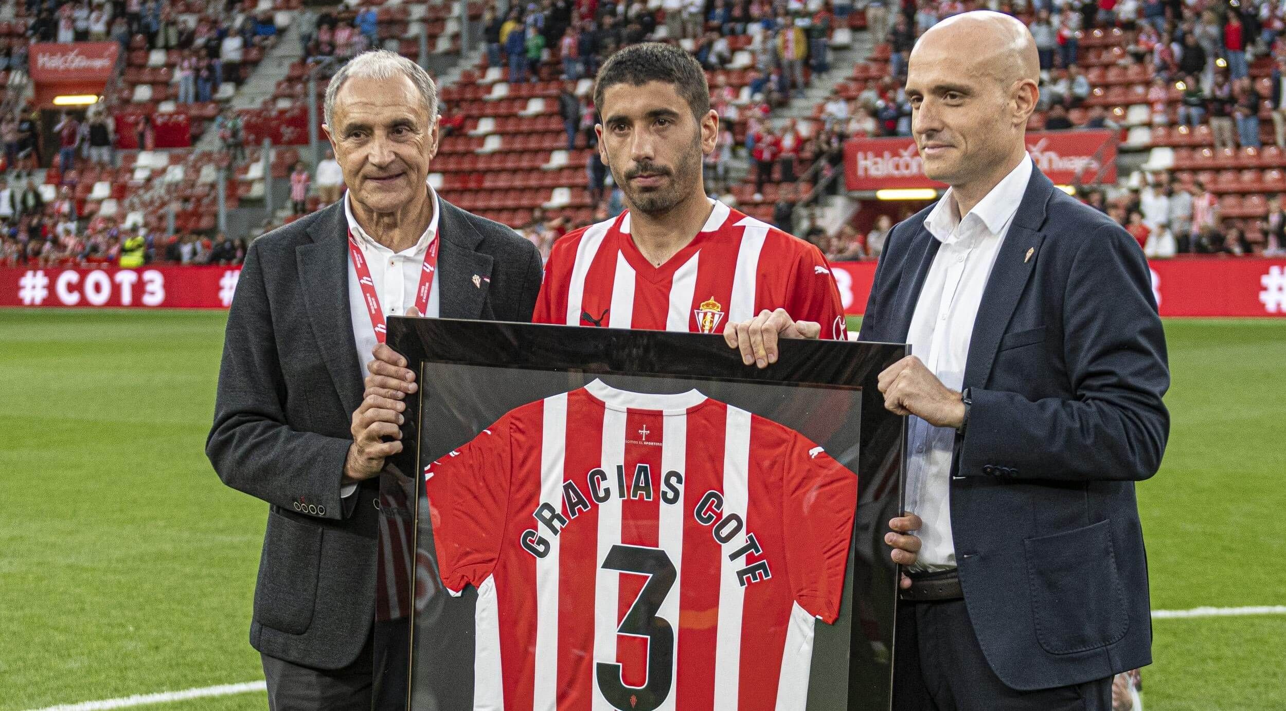 Cote se despide del Sporting junto a Joaquín Alonso y David Guerra.