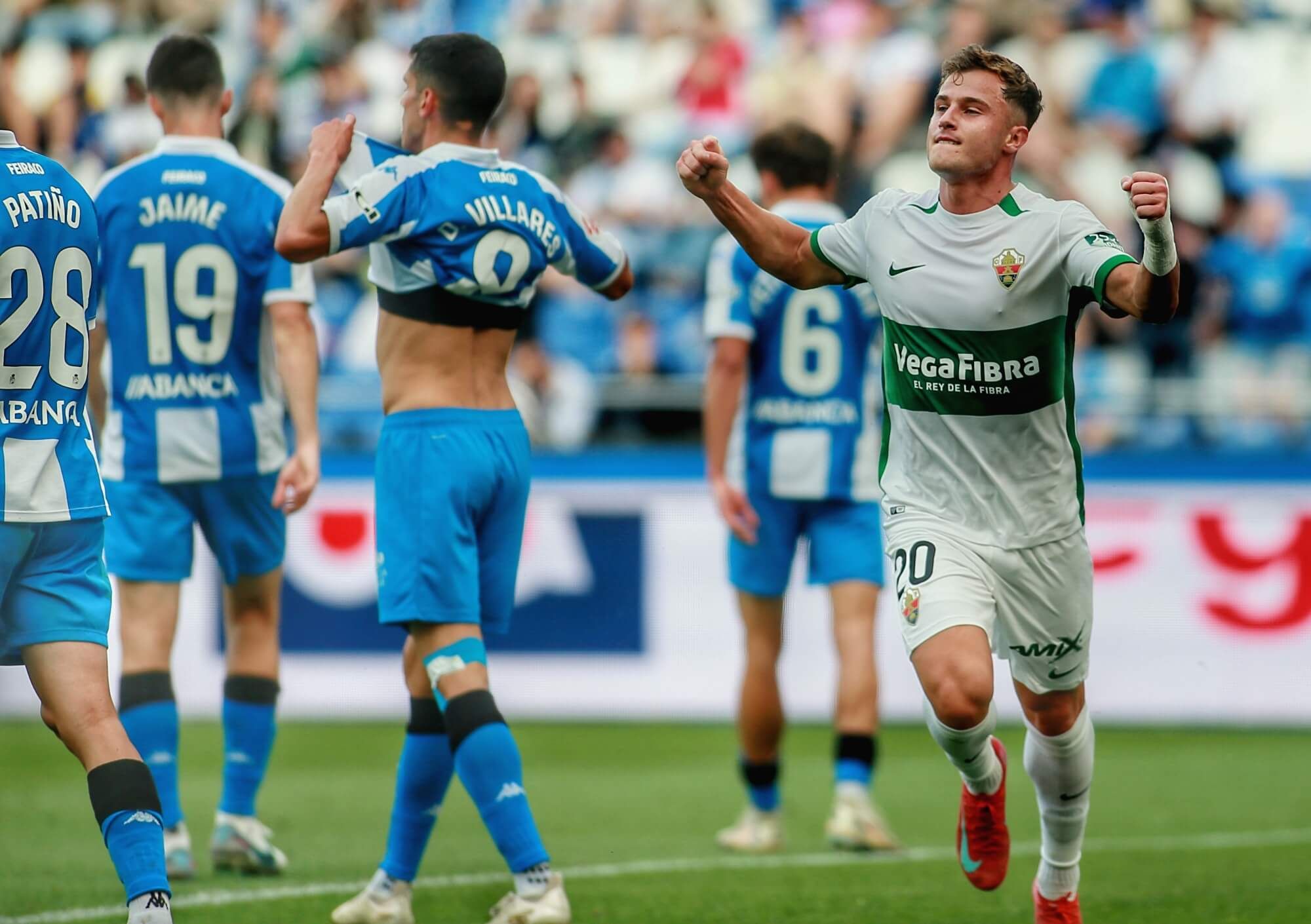  Germán Valera celebra su gol en el Deportivo - Elche.