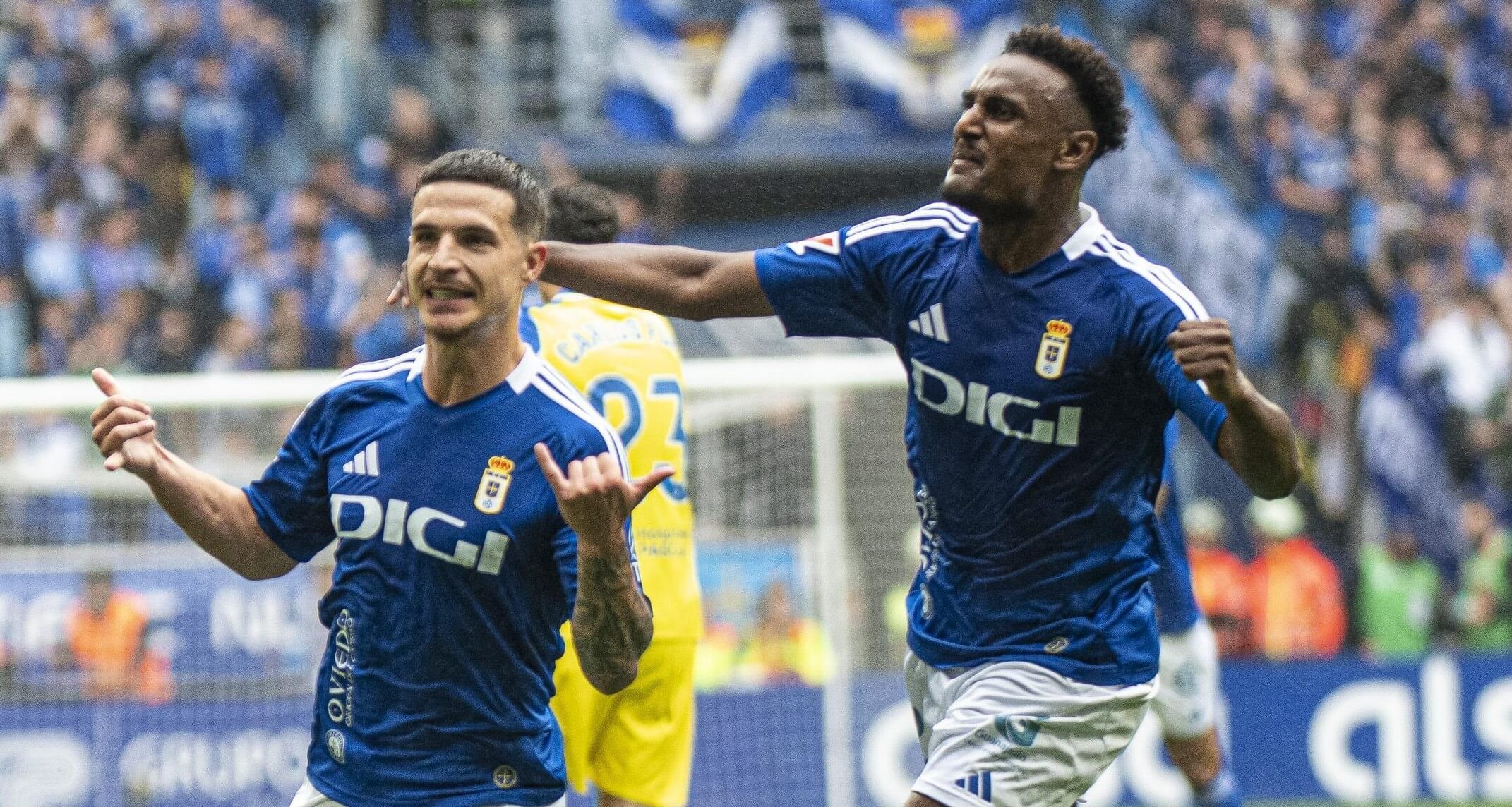  Jaime Seoane y Haissem Hassan celebran un gol en el Real Oviedo - Cádiz.