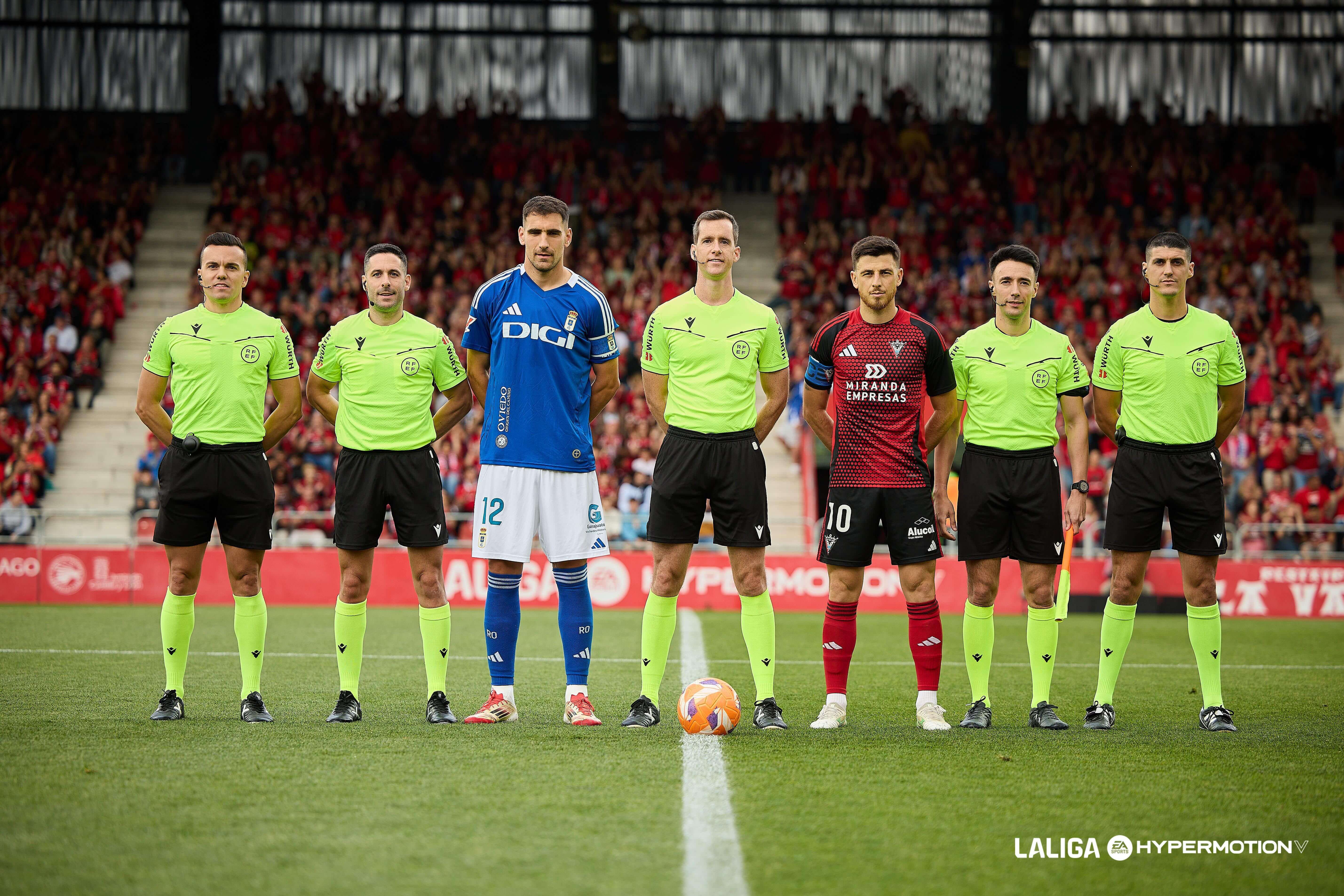  Dani Calvo y Alberto Reina, con los árbitros antes del Mirandés - Real Oviedo.