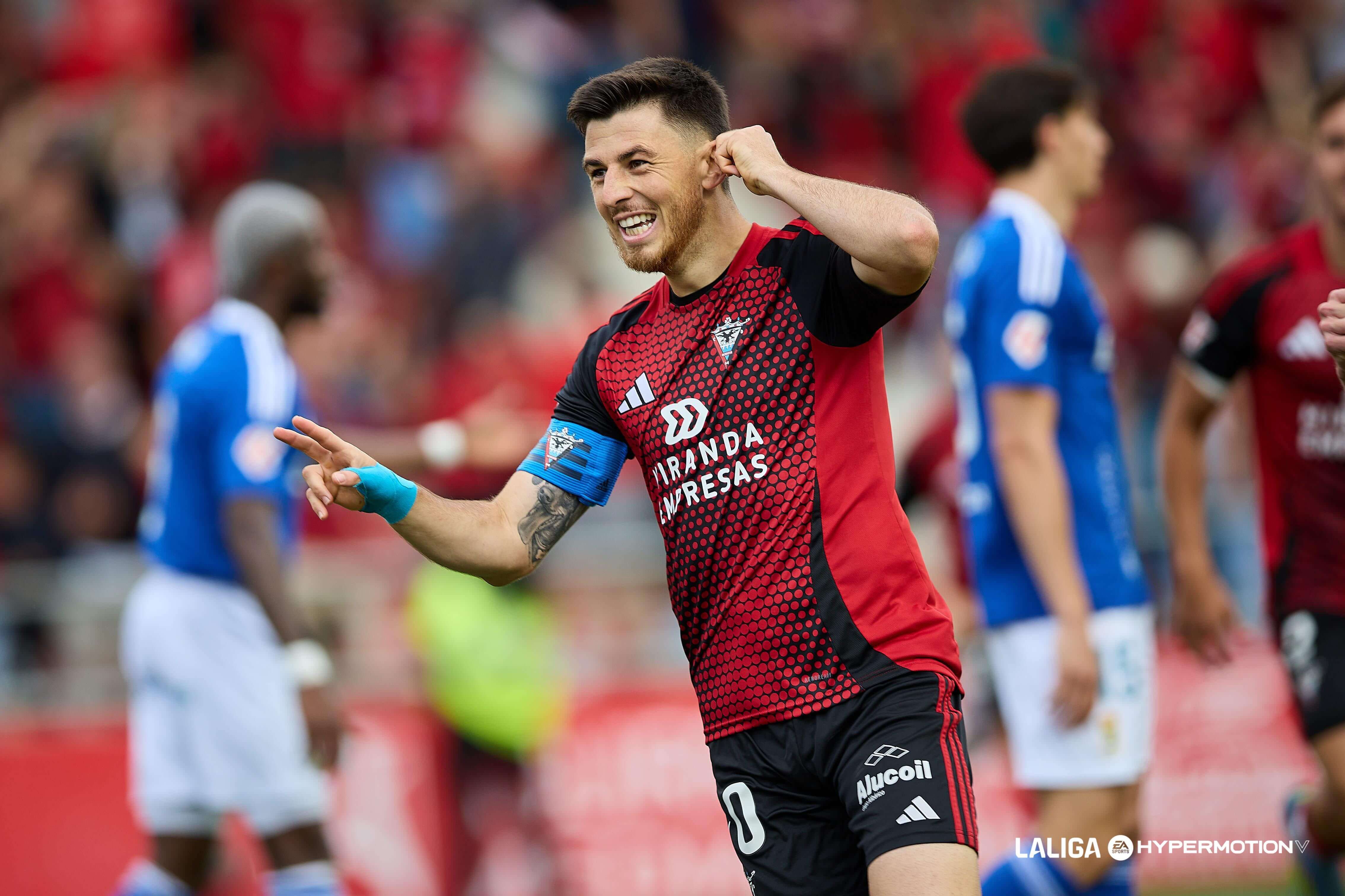  Alberto Reina celebra su gol en el Mirandés - Real Oviedo.