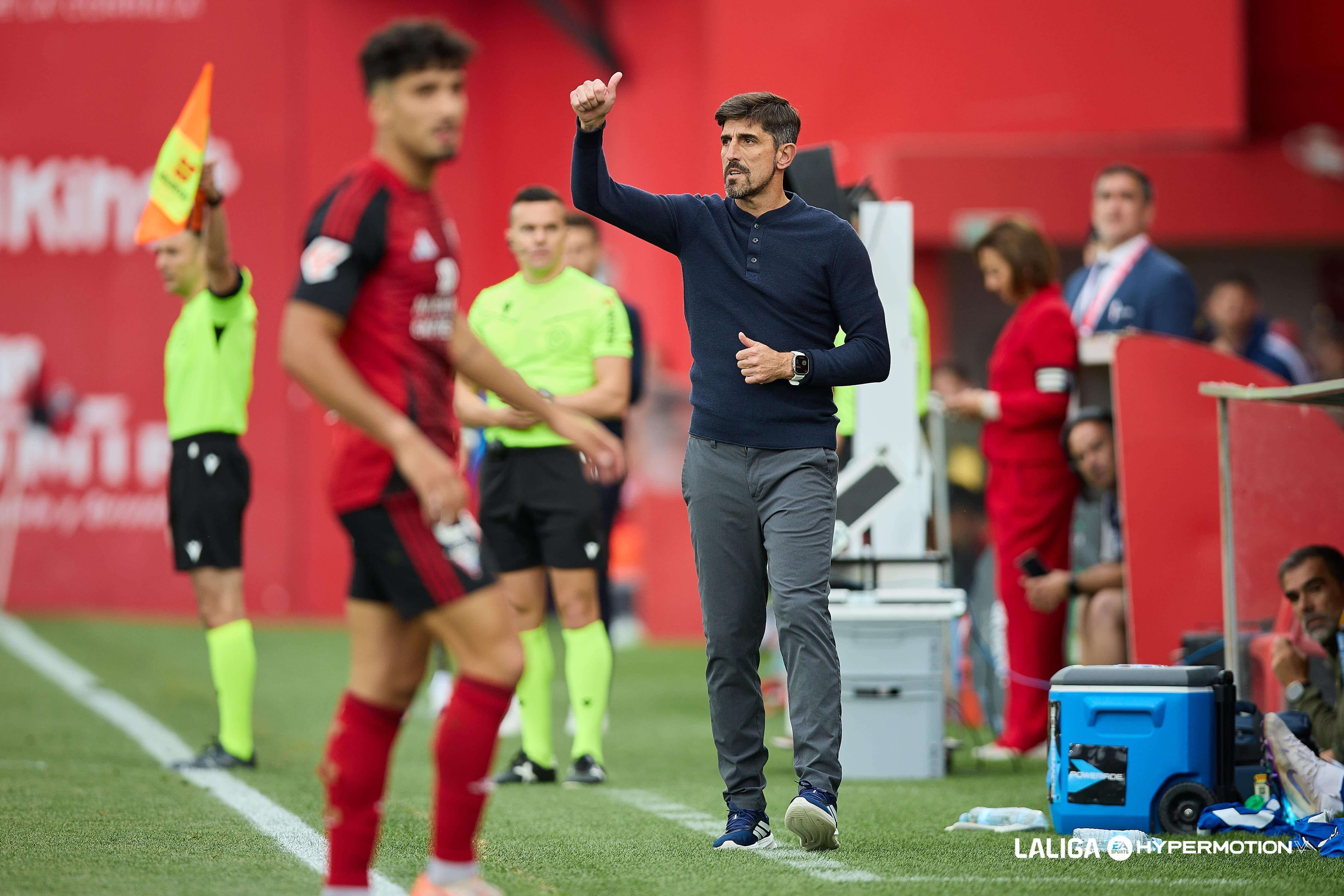 Veljko Paunovic en el Mirandés - Real Oviedo.