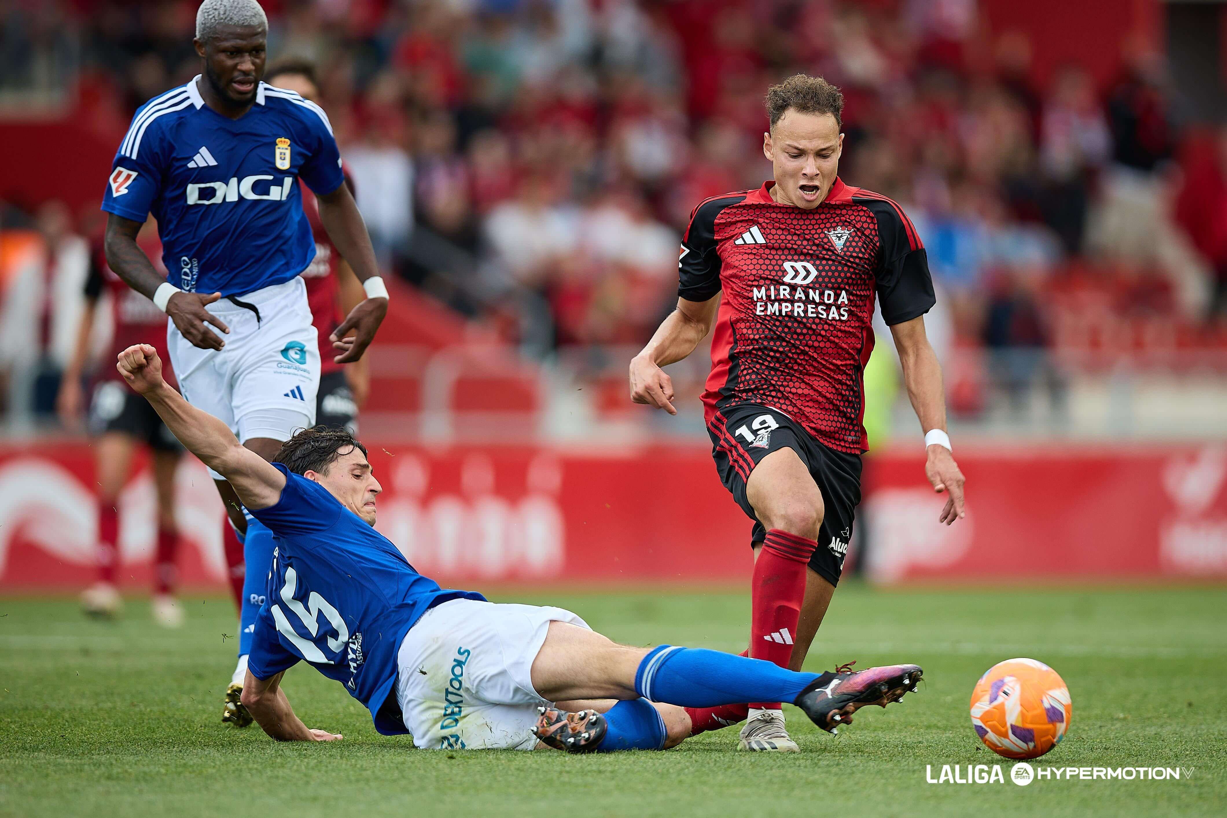  Oier Luengo y Kwasi Sibo presionan a Lachuer en el Mirandés - Real Oviedo.