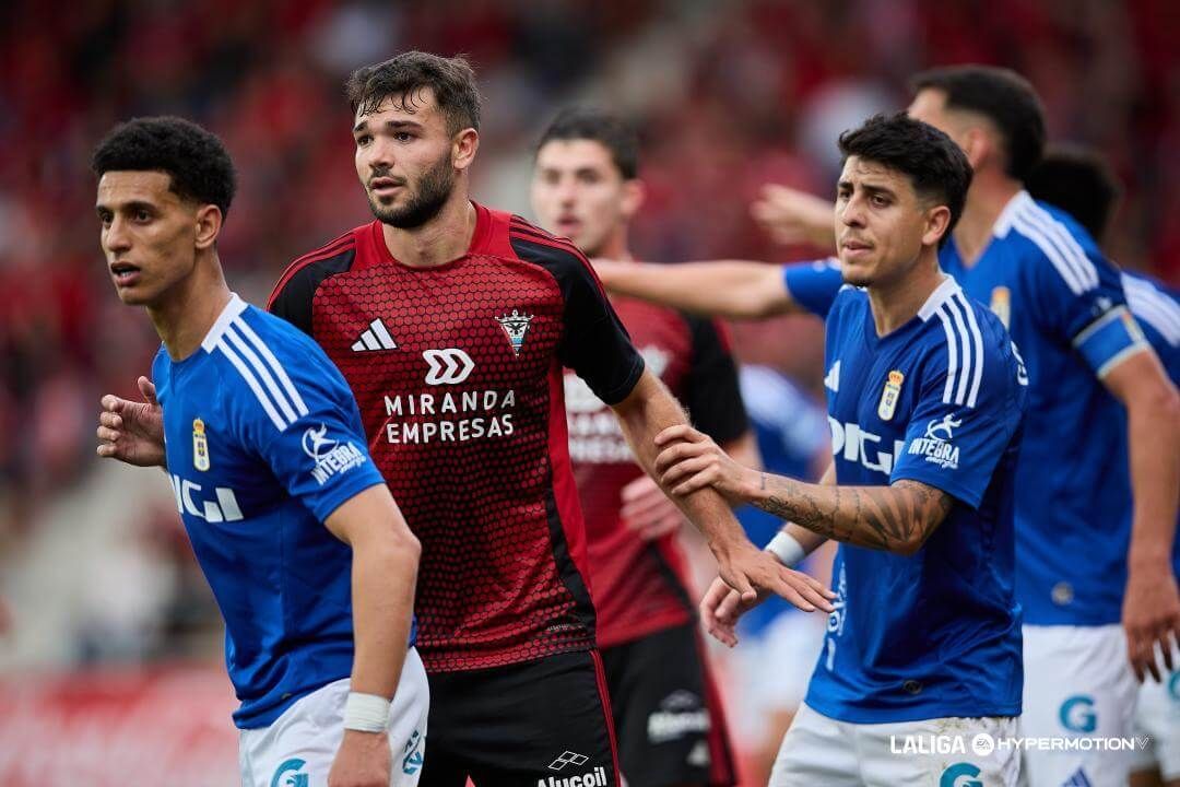  Unai Egiluz, en una jugada del CD Mirandés-Real Oviedo del playoff de ascenso.