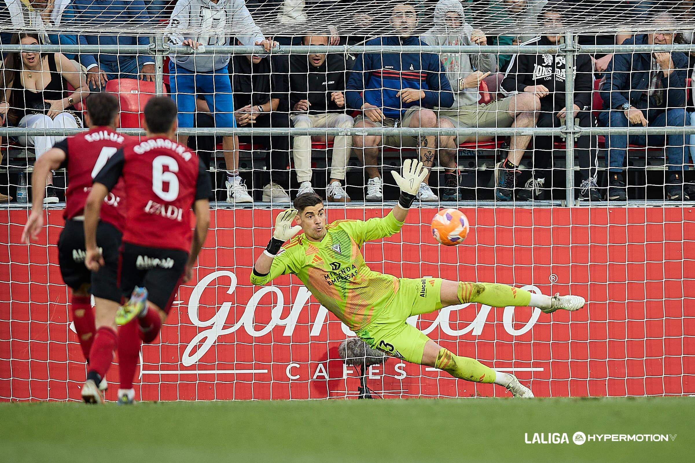 Raúl Fernández Cavada para un penalti en el CD Mirandés-Real Oviedo.
