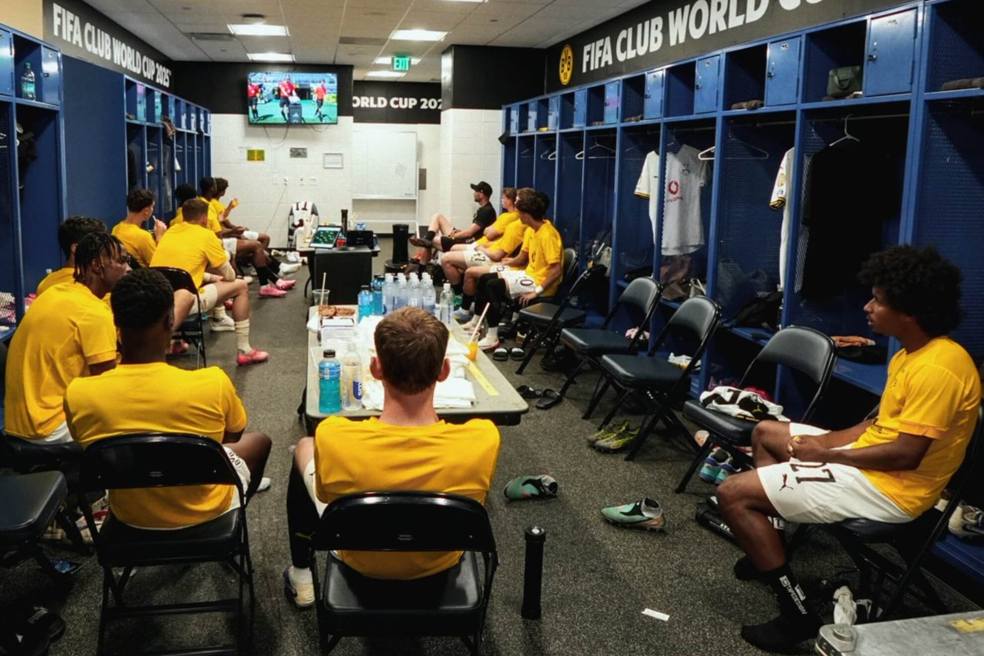  Los jugadores del Borussia viviendo el partido en el vestuario