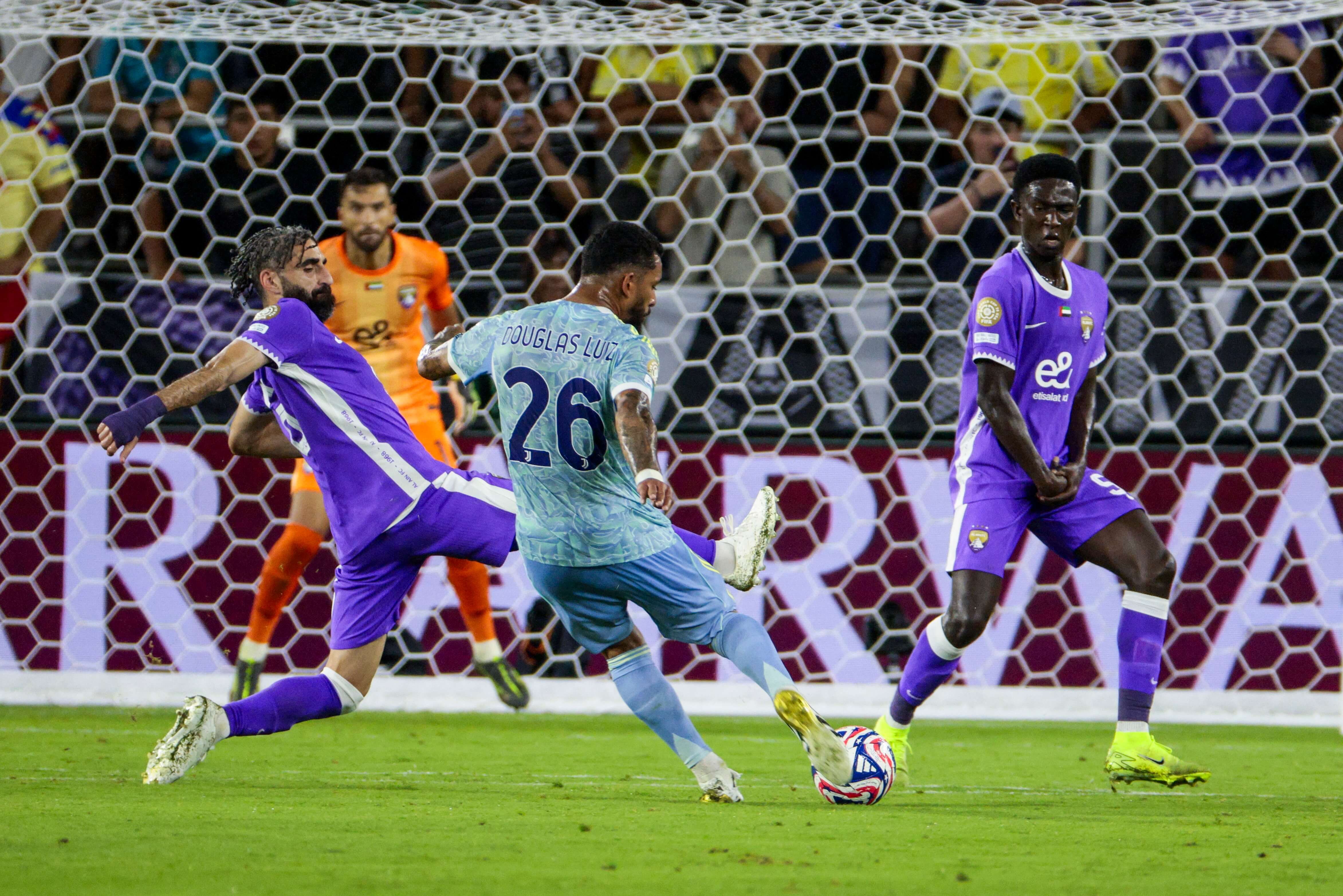  Douglas Luiz en el Al Ain - Juventus