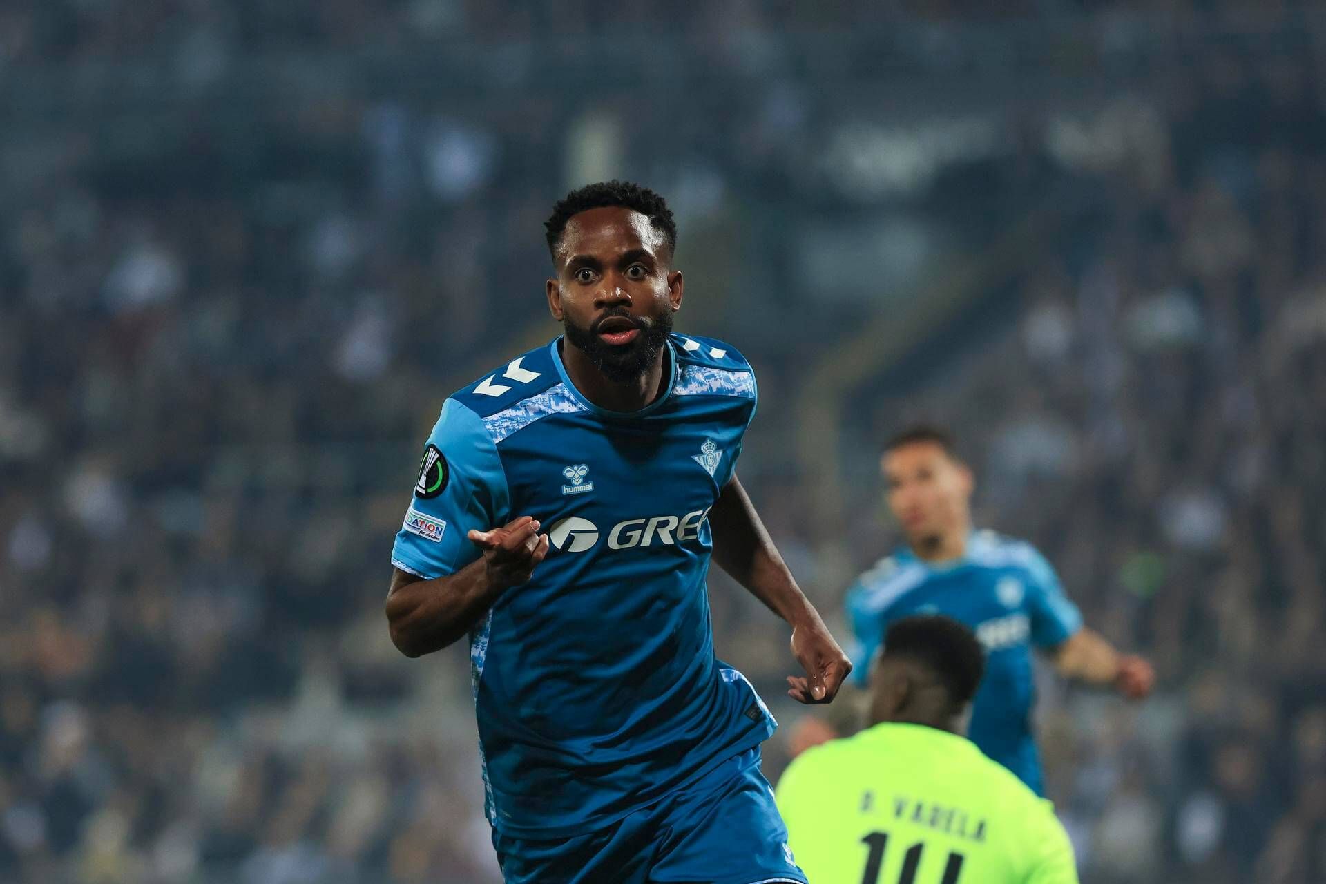  Cedric Bakambu, celebrando uno de sus goles ante el Vitoria Guimaraes.