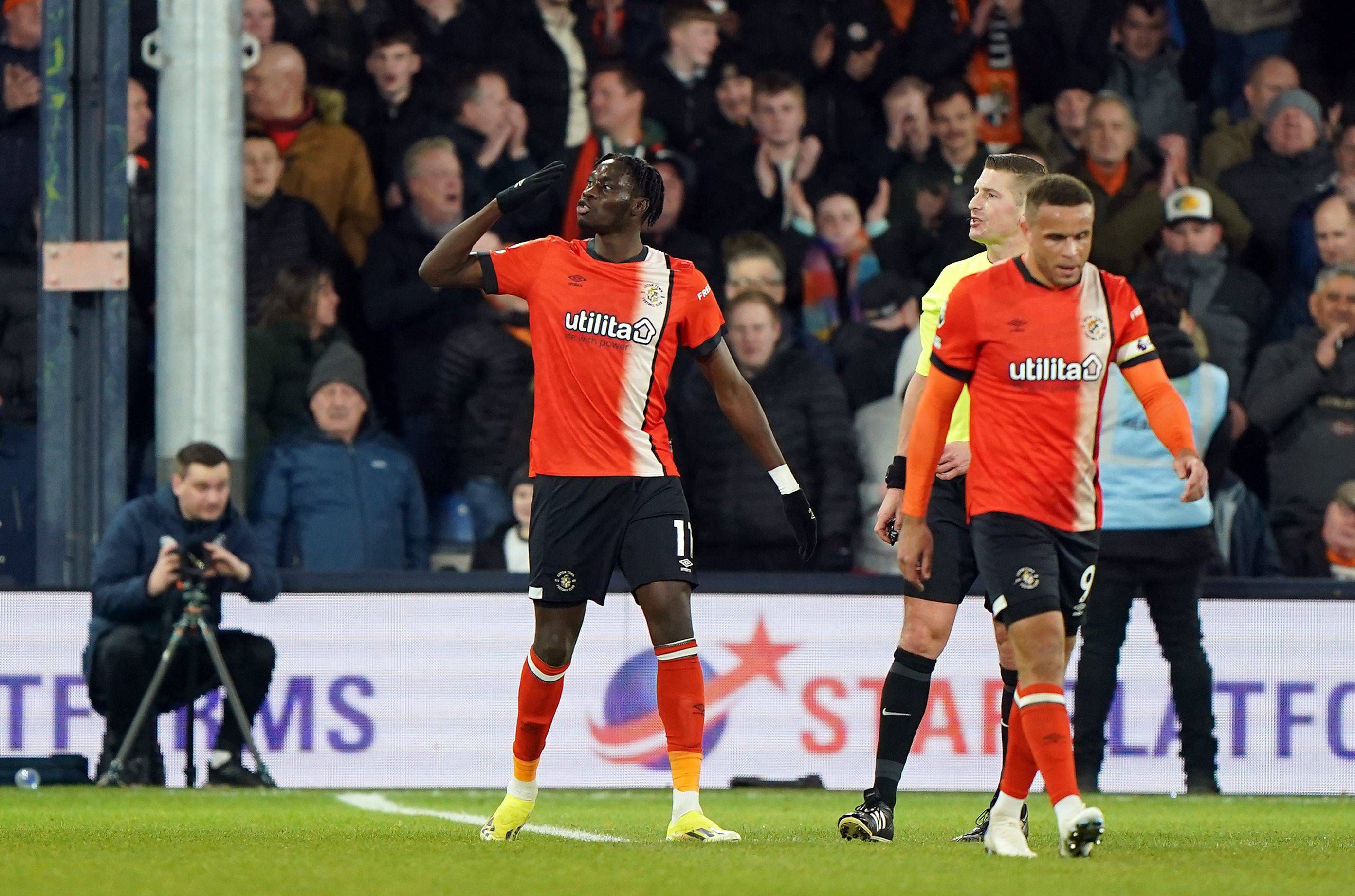  Elijah Adebayo celebra un gol con el Luton Town..