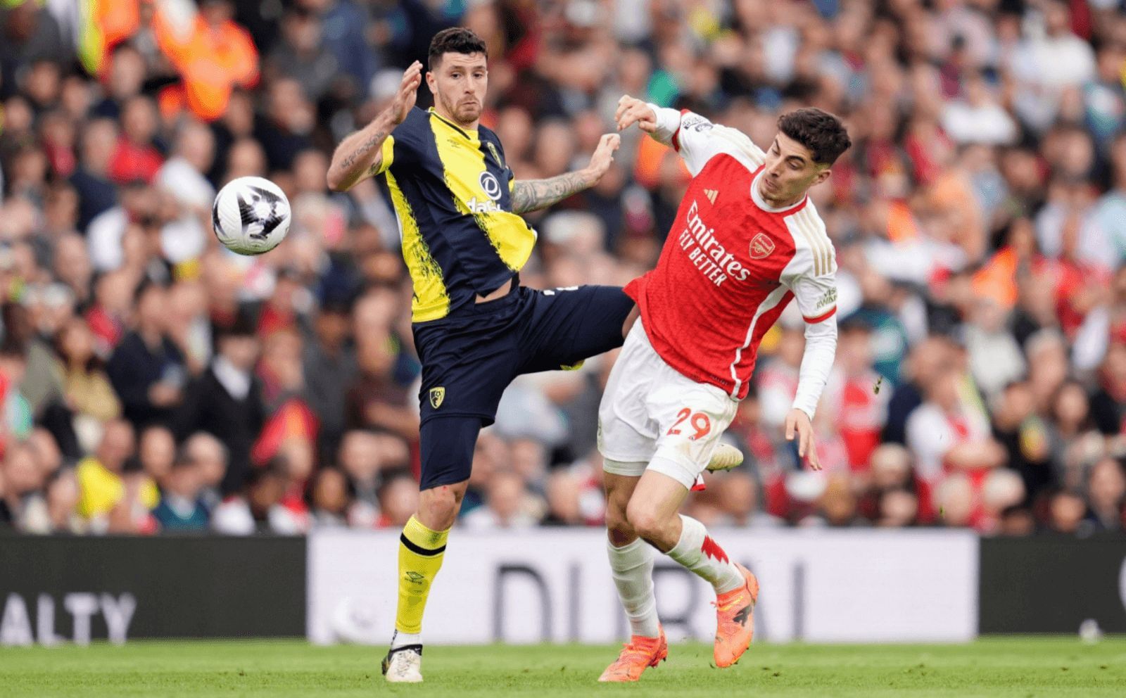  Marcos Senesi en un encuentro con el Bournemouth.