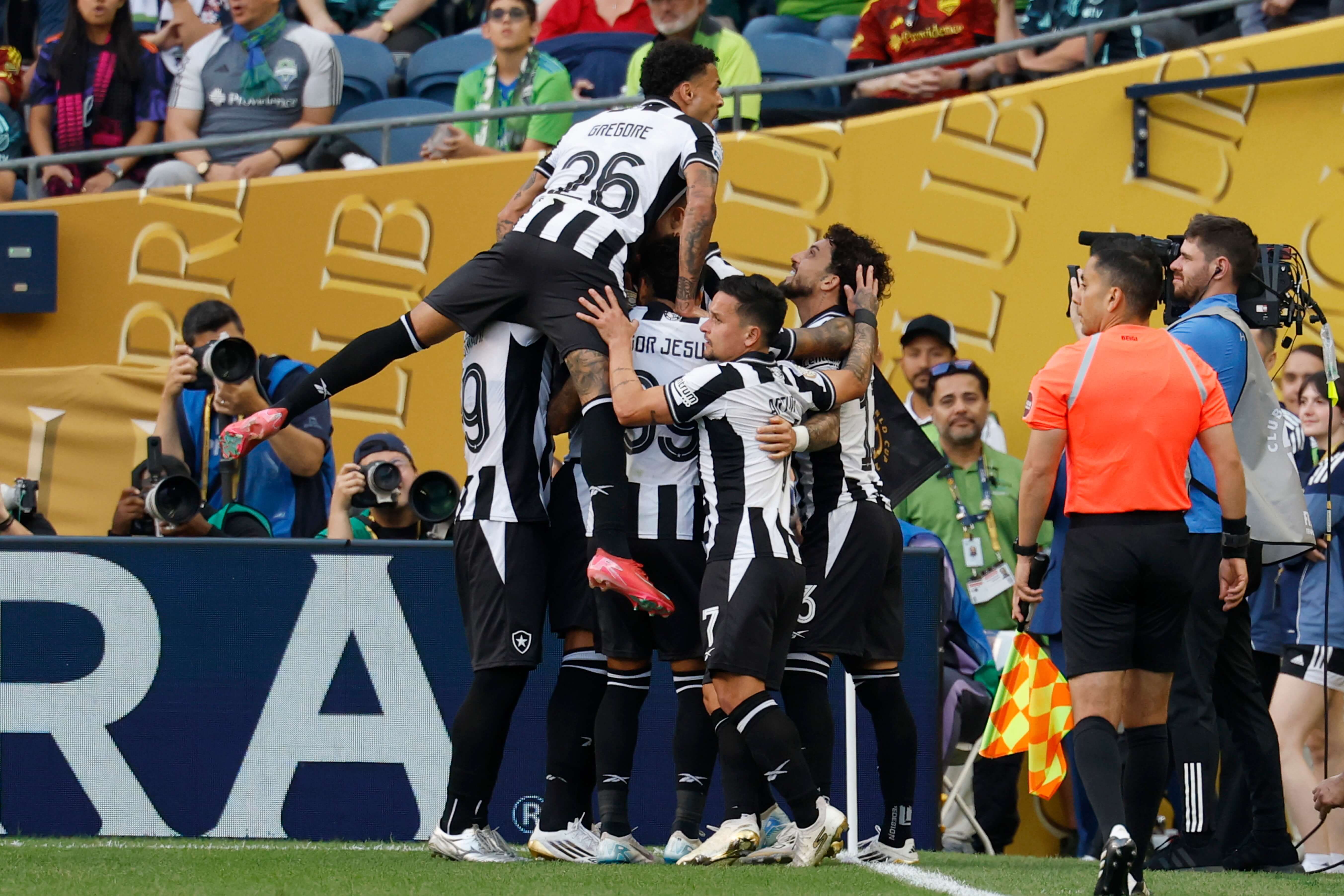 Los jugadores de Botafogo celebran un gol ante Seattle Sounders