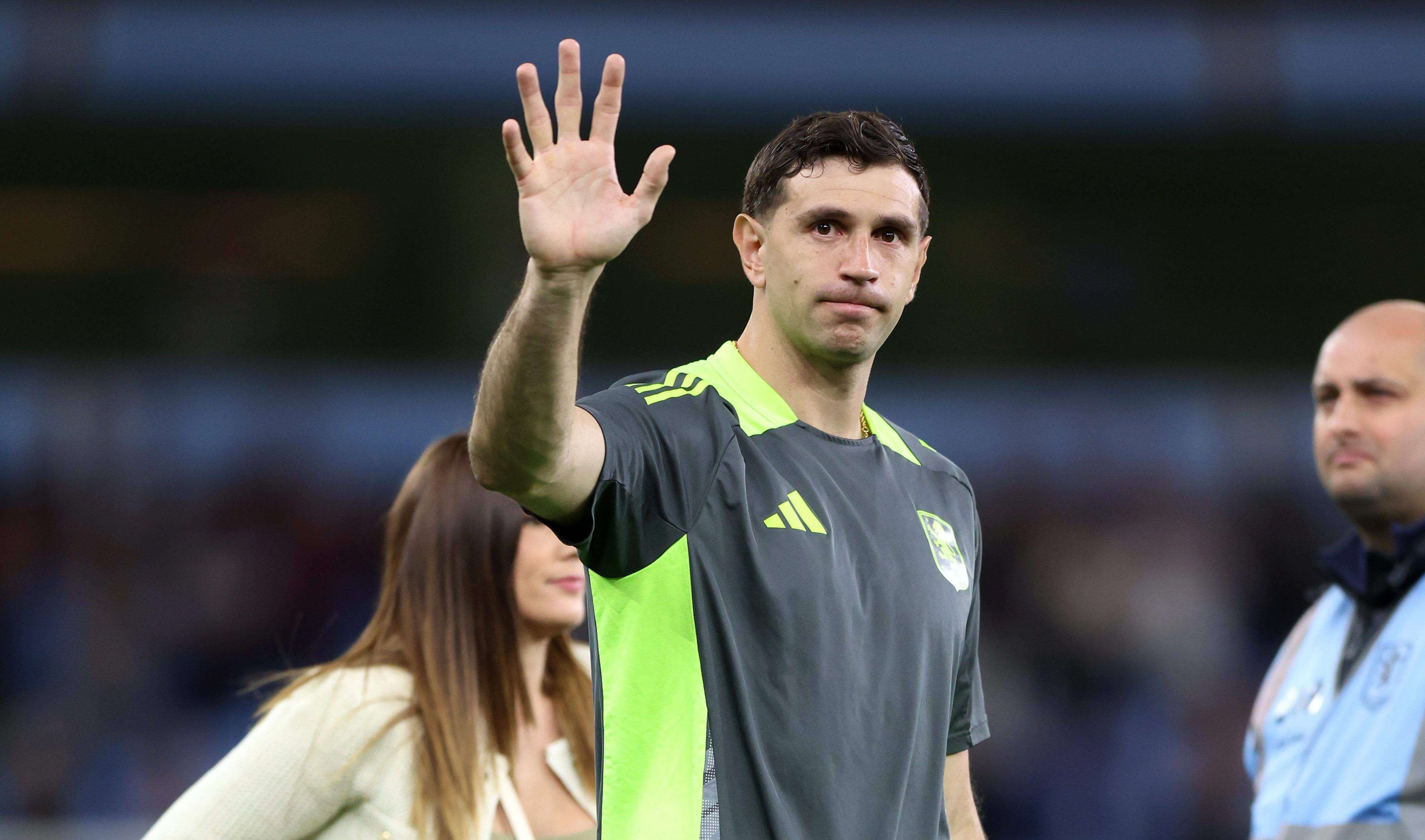  Dibu Martínez saluda a la grada en el Aston Villa.