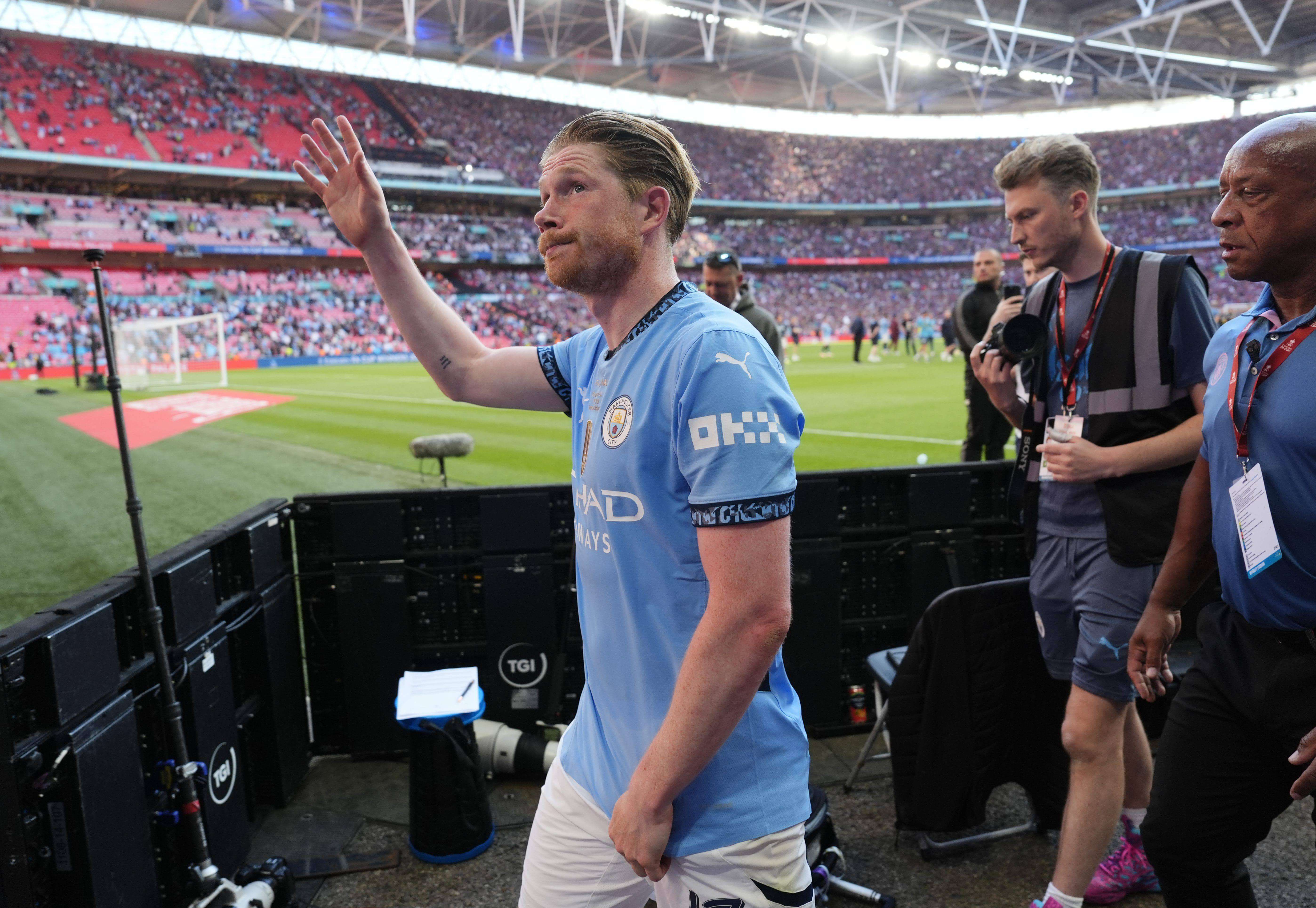  Kevin de Bruyne saluda a la afición del Manchester City.