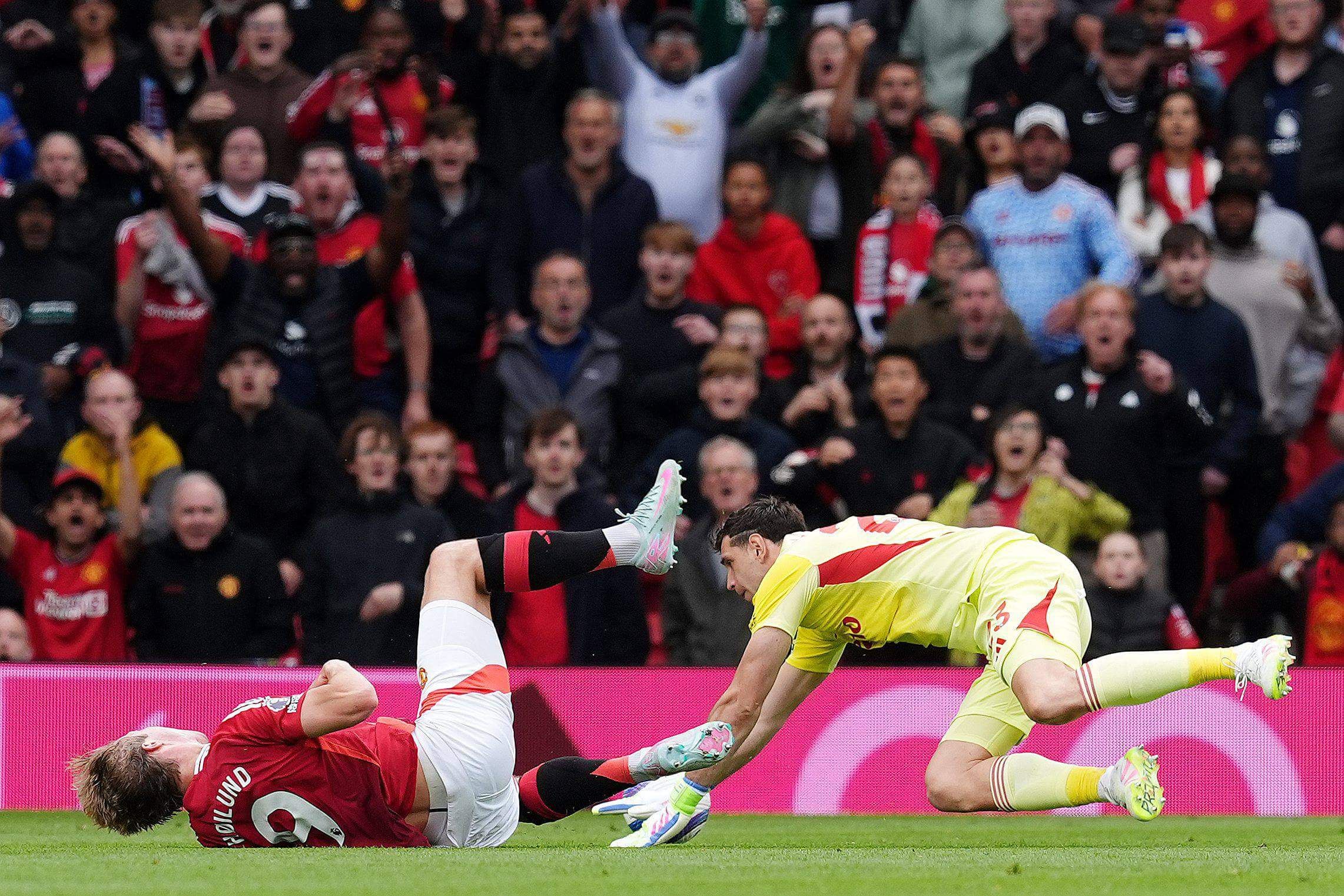 Dibu Martínez, expulsado tras derribar a Hojlund.