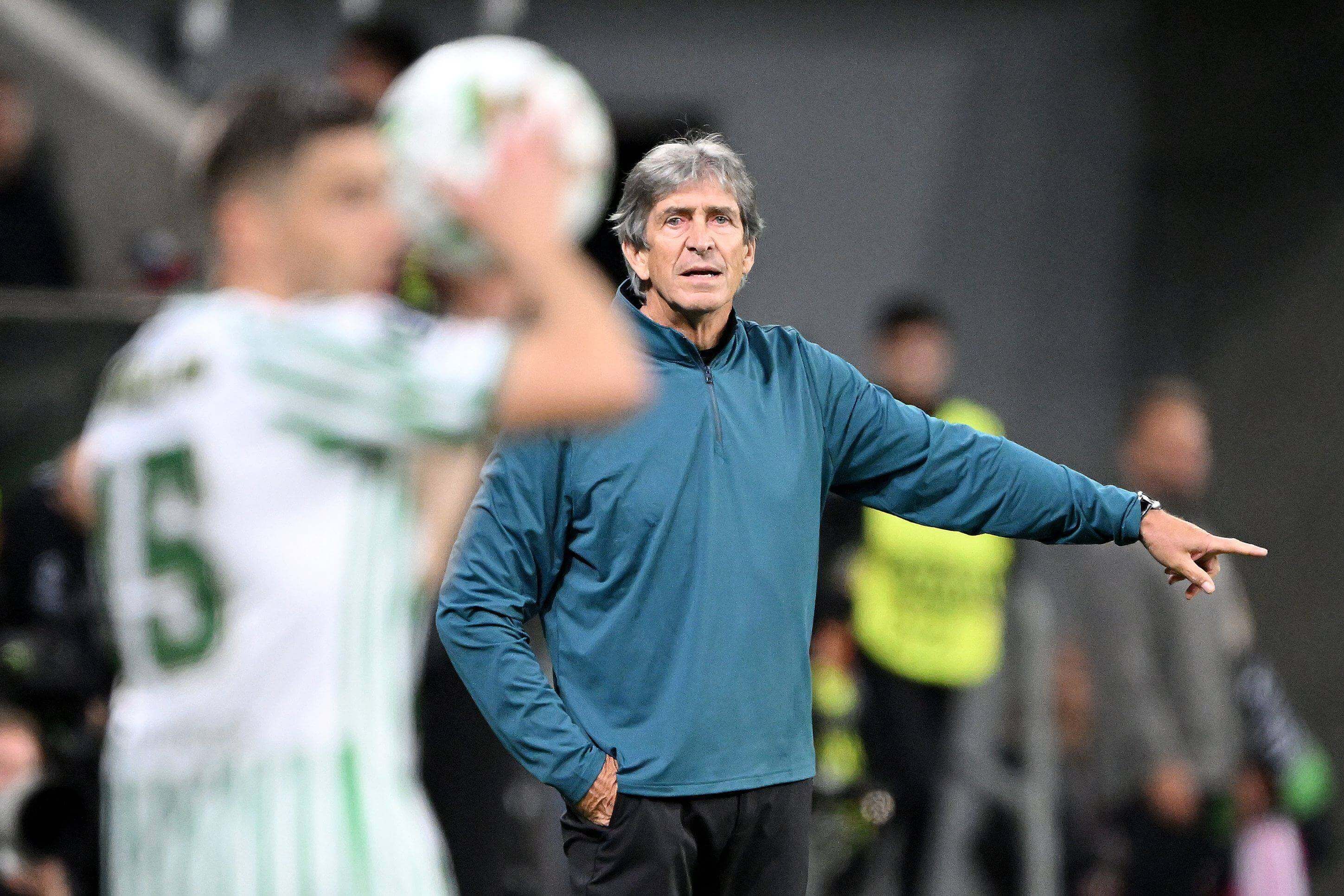 Manuel Pellegrini da instrucciones a Perraud en la final de la Conference League (Foto: Cordon Pres