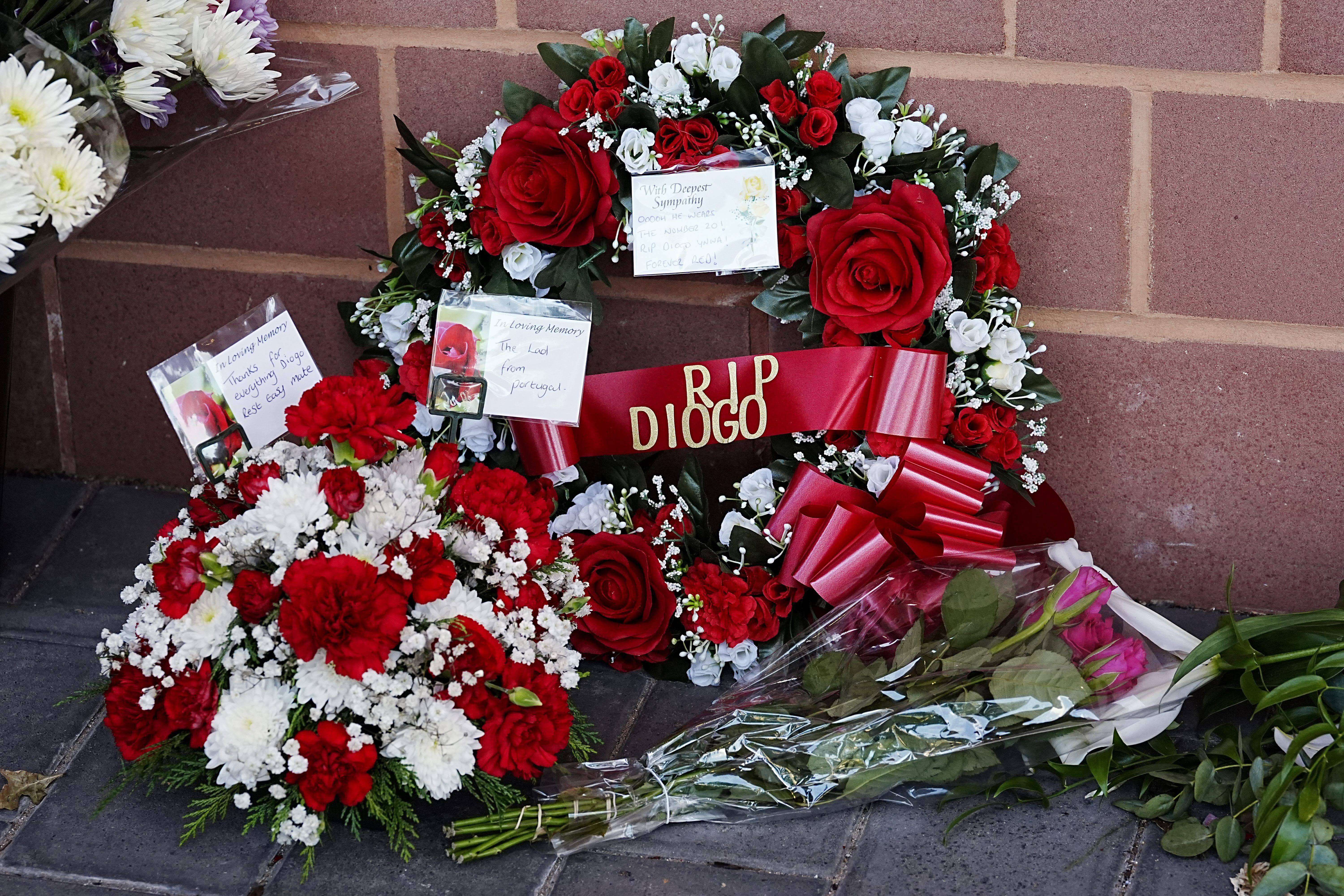 Homenajes en Anfield en memoria de Diogo Jota (FOTO: Cordón Press).