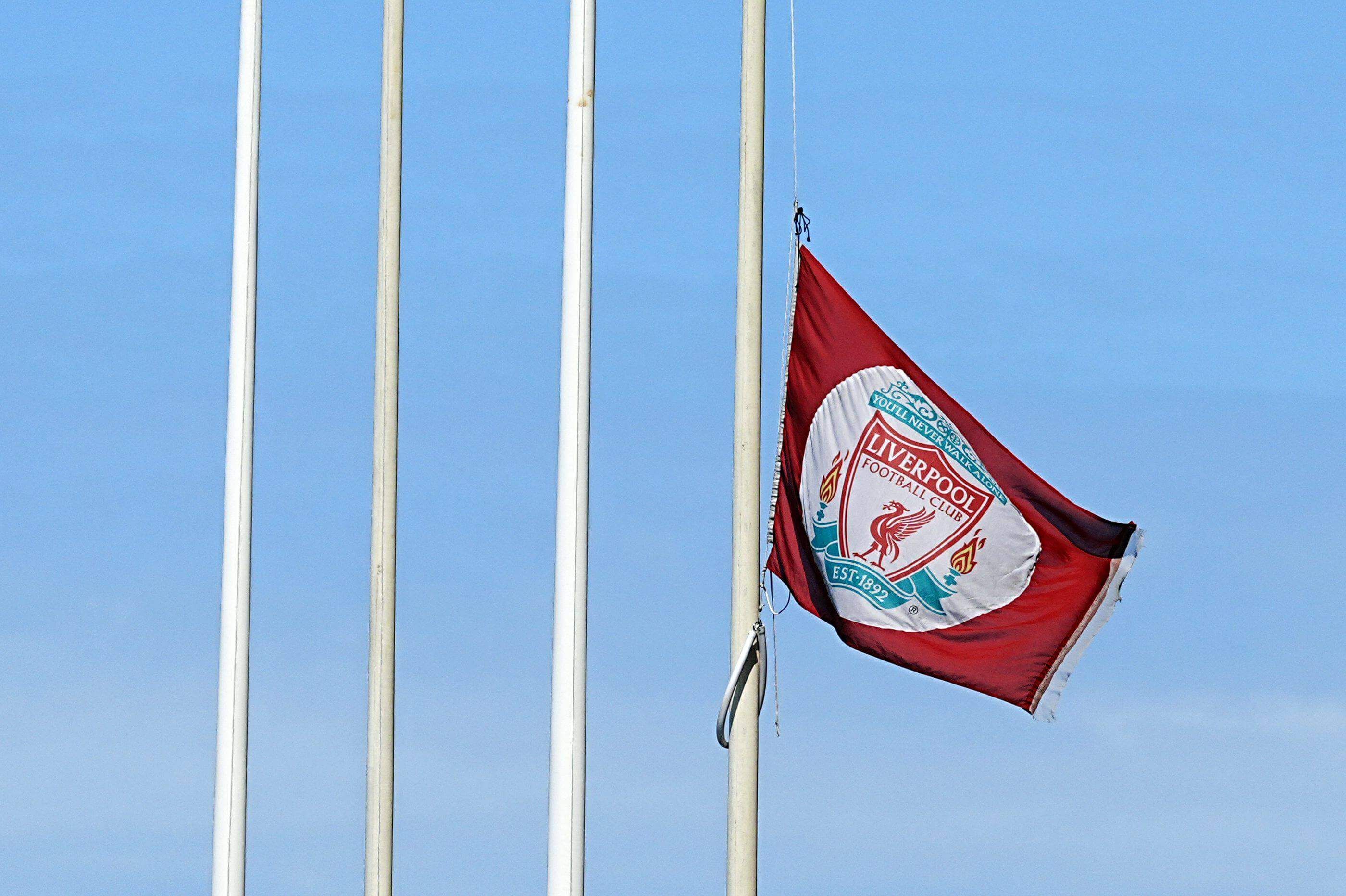Bandera a media asta en Liverpool (FOTO: Cordón Press).