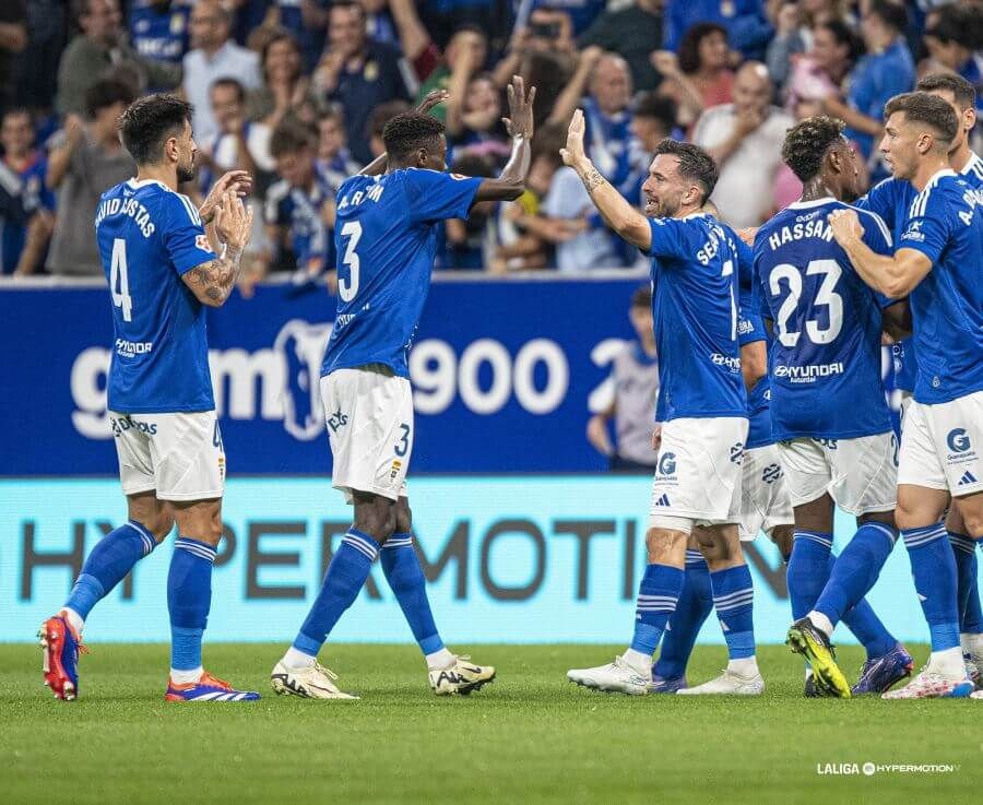  Los jugadores del Real Oviedo celebran el gol de Chaira al Racing de Santander. 