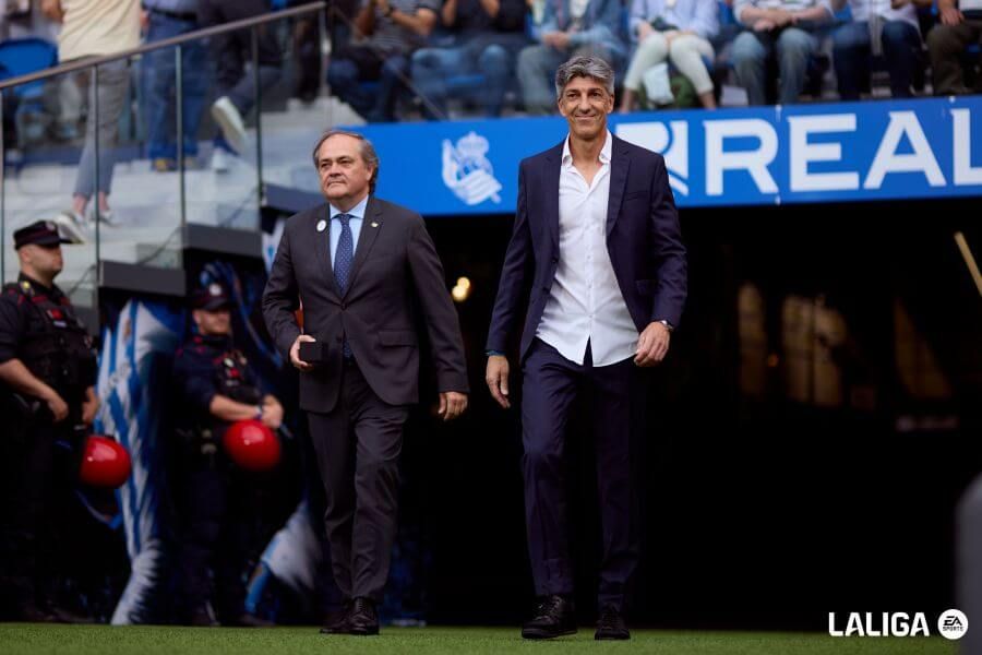 Imanol Alguacil, acompañado de Aperribay en su homenaje en Anoeta.