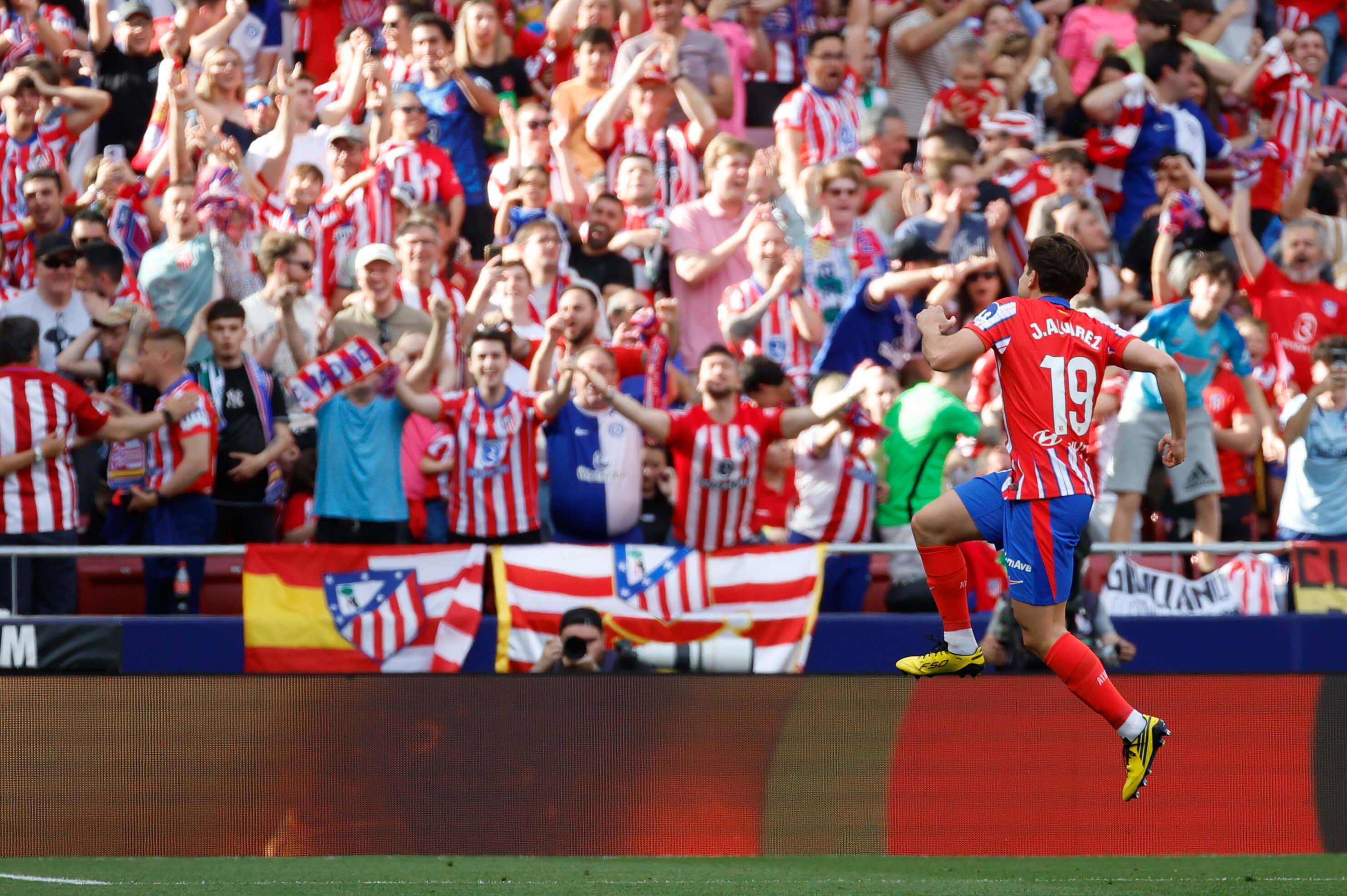  Julián Álvarez celebrando el gol ante el Betis