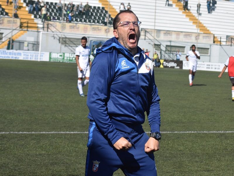  José Juan Romero, entrenador del Ceuta, celebra un triunfo.