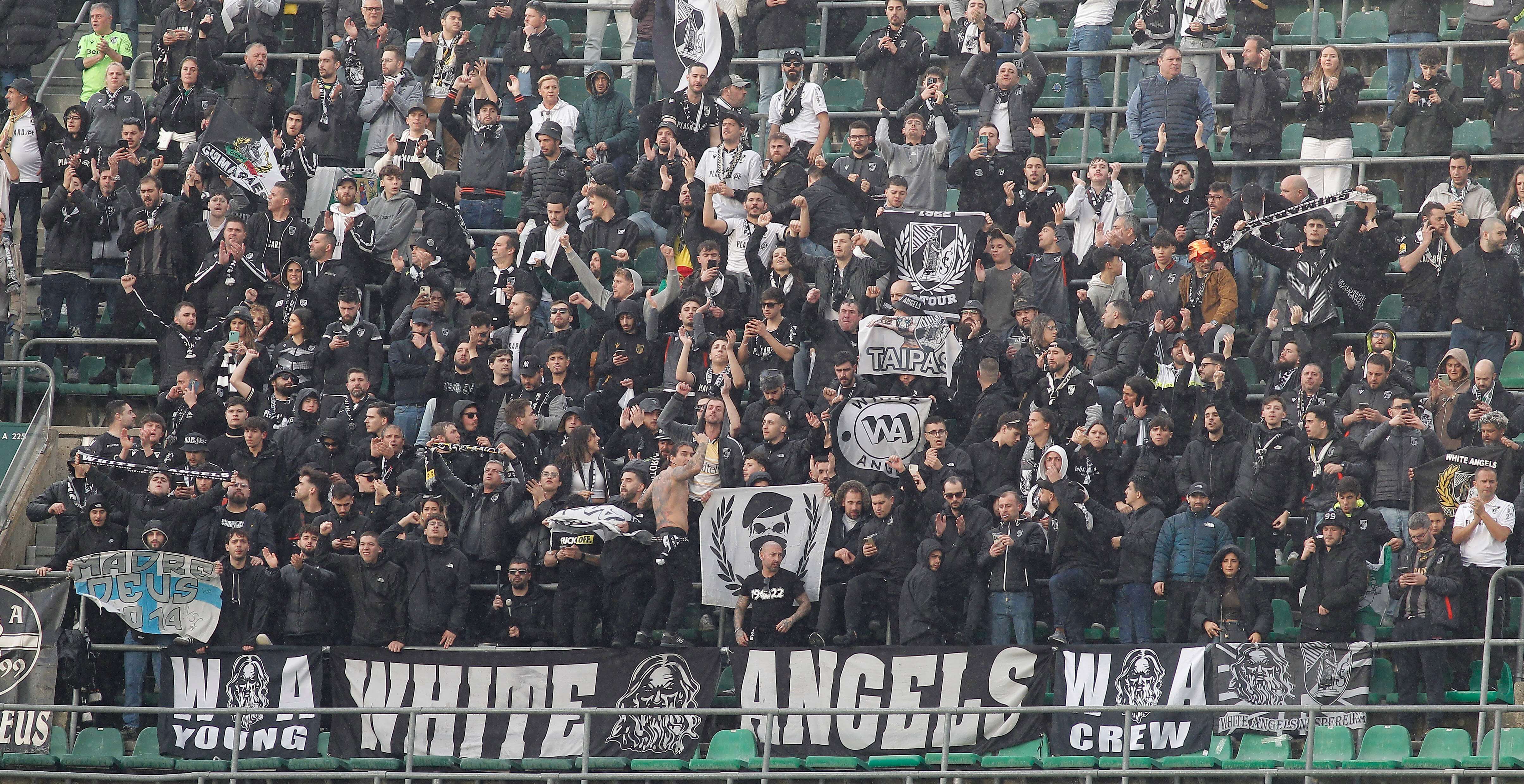 Ultras del Vitoria de Guimaraes, en el Benito Villamarín.