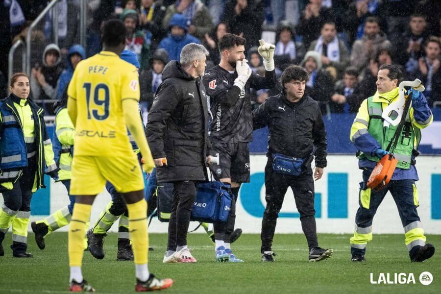  Sivera abandona el terreno de juego en el Alavés-Villarreal (FOTO: LALIGA).