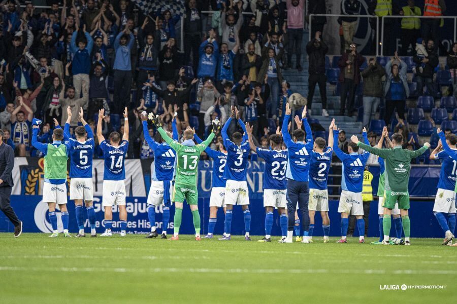 Los jugadores del Oviedo celebran la victoria ante el Mirandés.