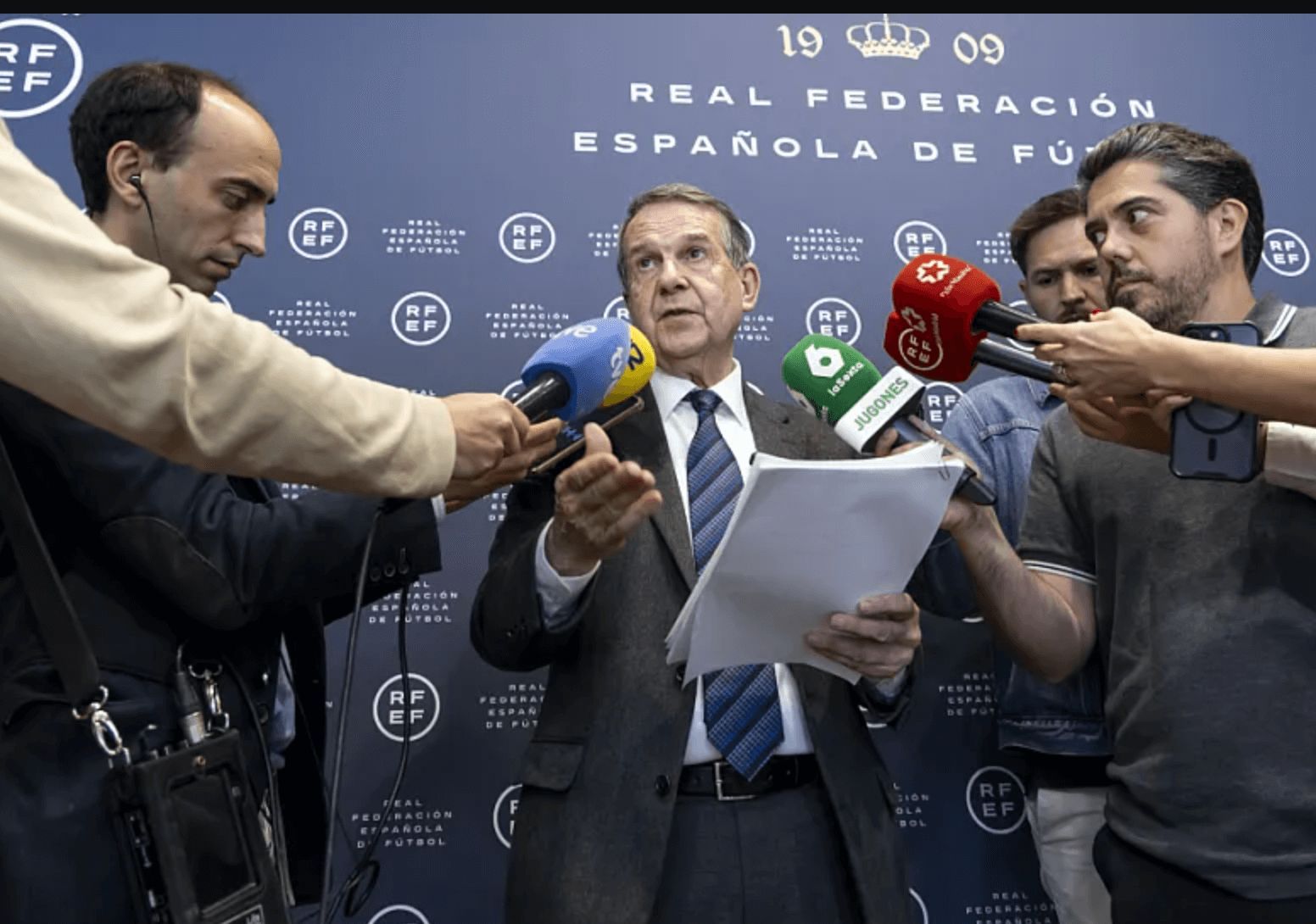 Abel Caballero, alcalde de Vigo, reunido con la RFEF