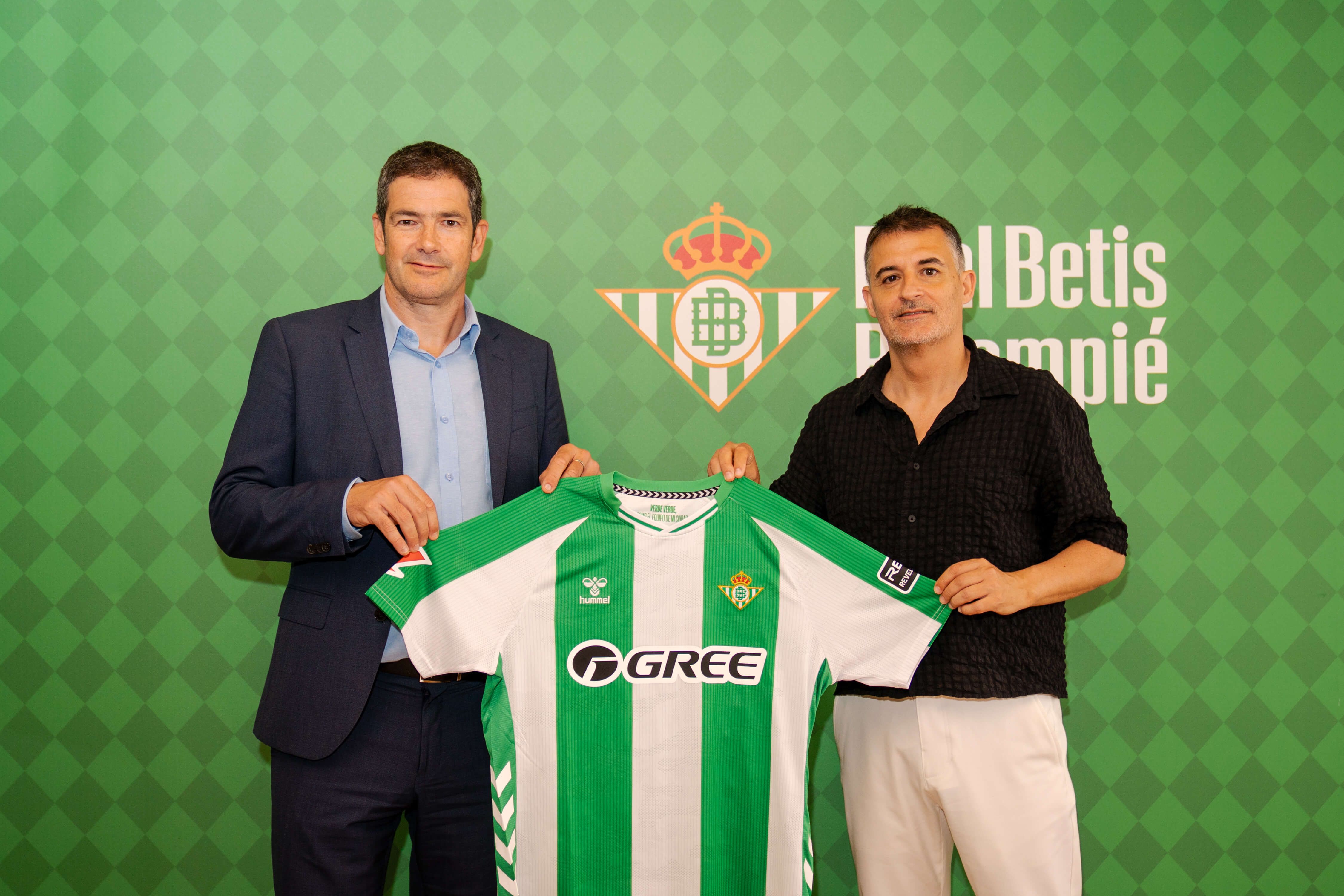El Betis y hummel amplían su vinculación.