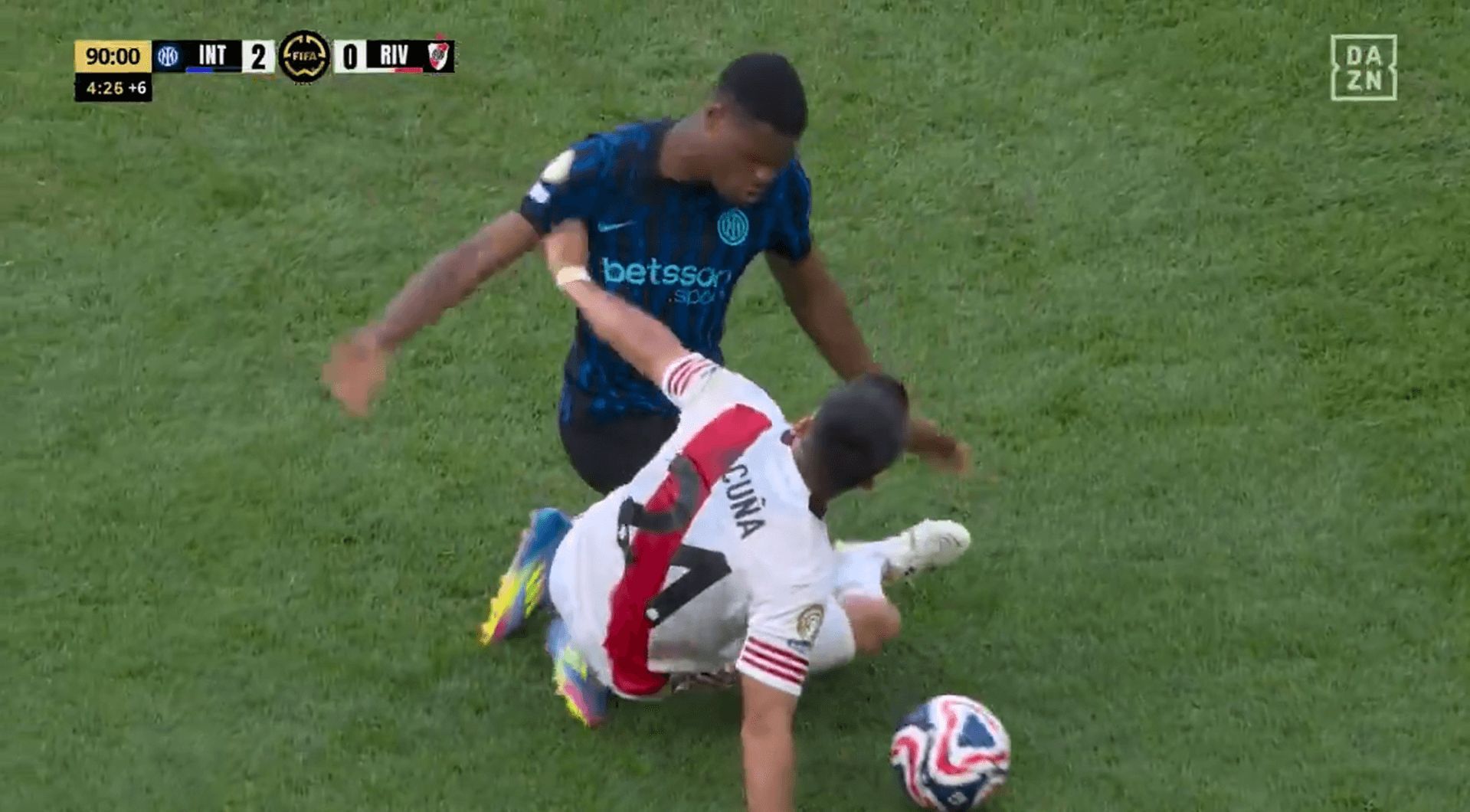 Acuña y Dumfries se encaran en el Inter-River.