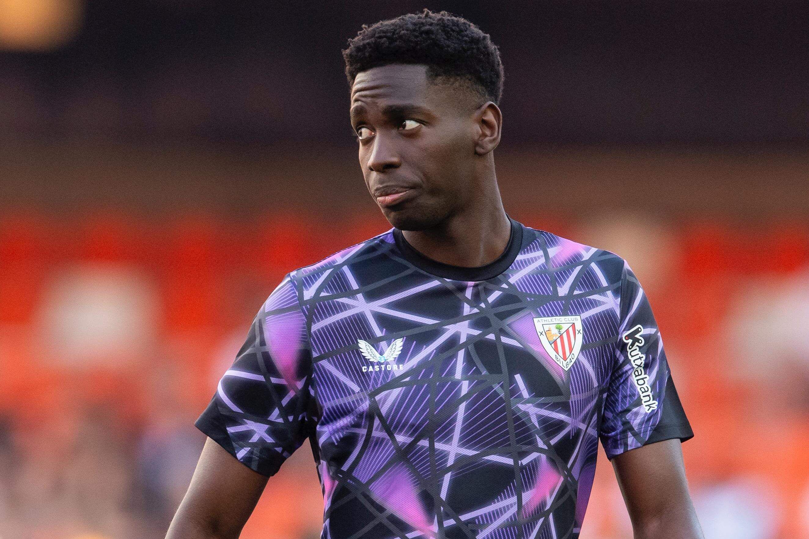  Adama Boiro calienta en Mestalla para jugar como interior izquierdo titular ante el Valencia CF.