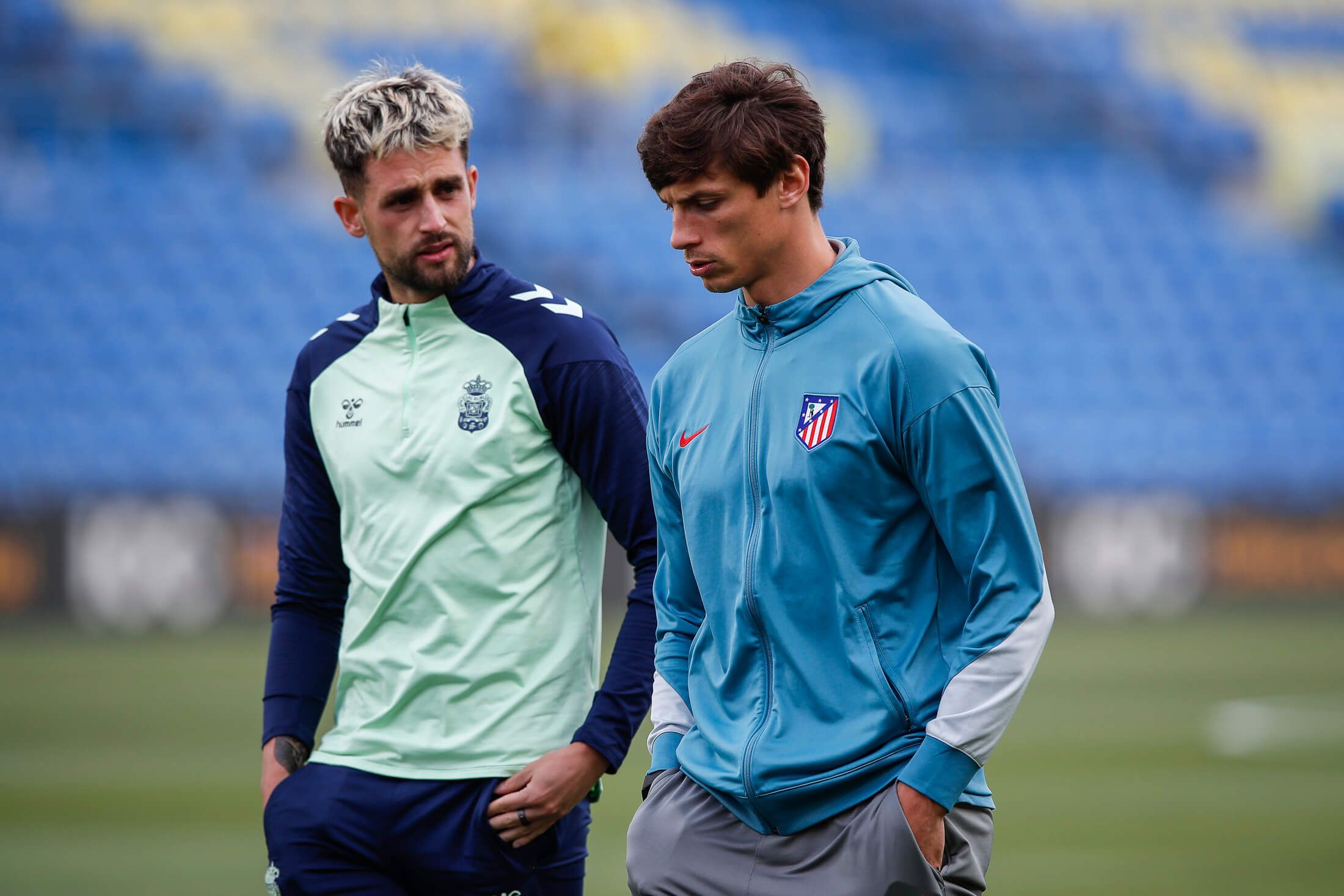 Adnan Januzaj charla con Le Normand antes del Las Palmas-Atlético.