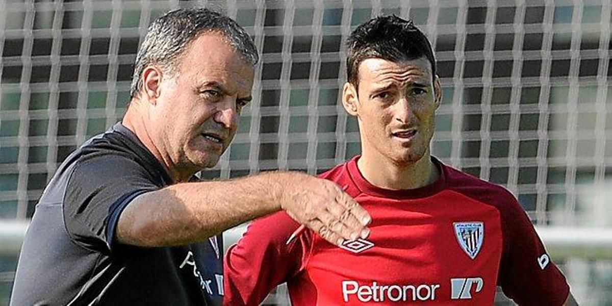  Marcelo Bielsa da instrucciones a Aritz Aduriz en Lezama.