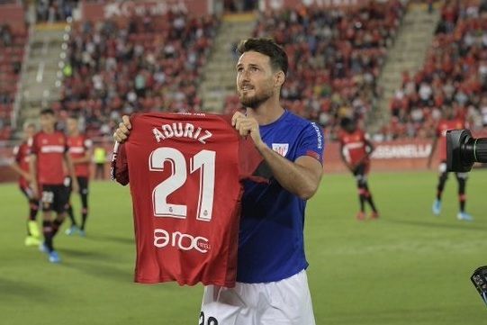  Aritz Aduriz, durante su homenaje antes del partido RCD Mallorca-Athletic.