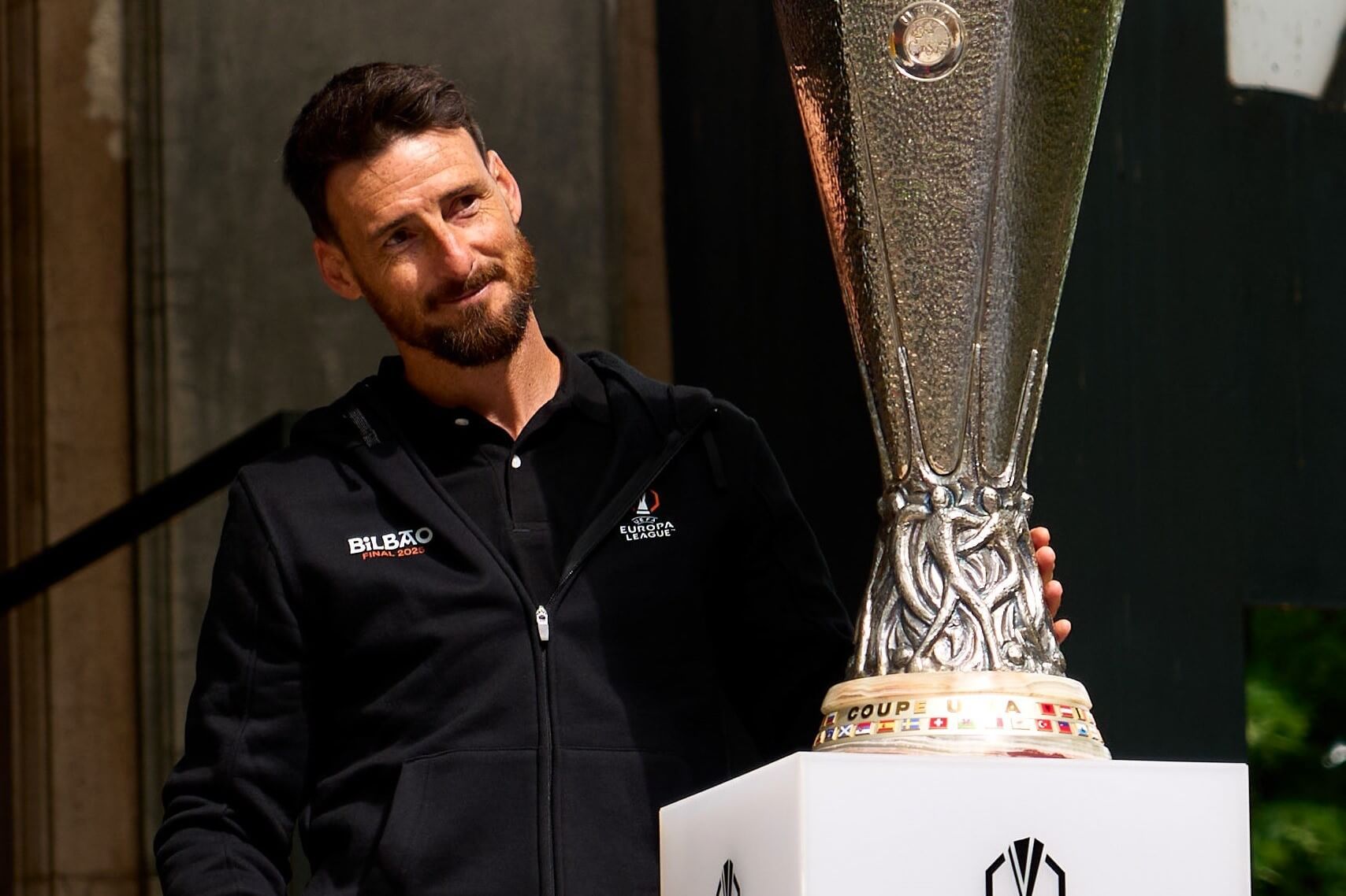  Aritz Aduriz posa en Bilbao con el trofeo de la UEFA Europa League.