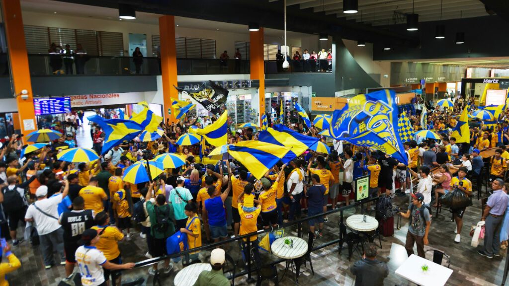  Los aficionados de Tigres esperan a Correa en el aeropuerto ('X' Club Tigres)