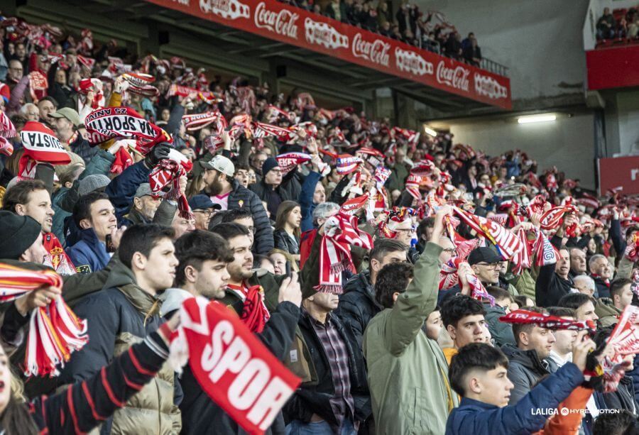  Afición del Sporting ante el Eibar en El Molinón.